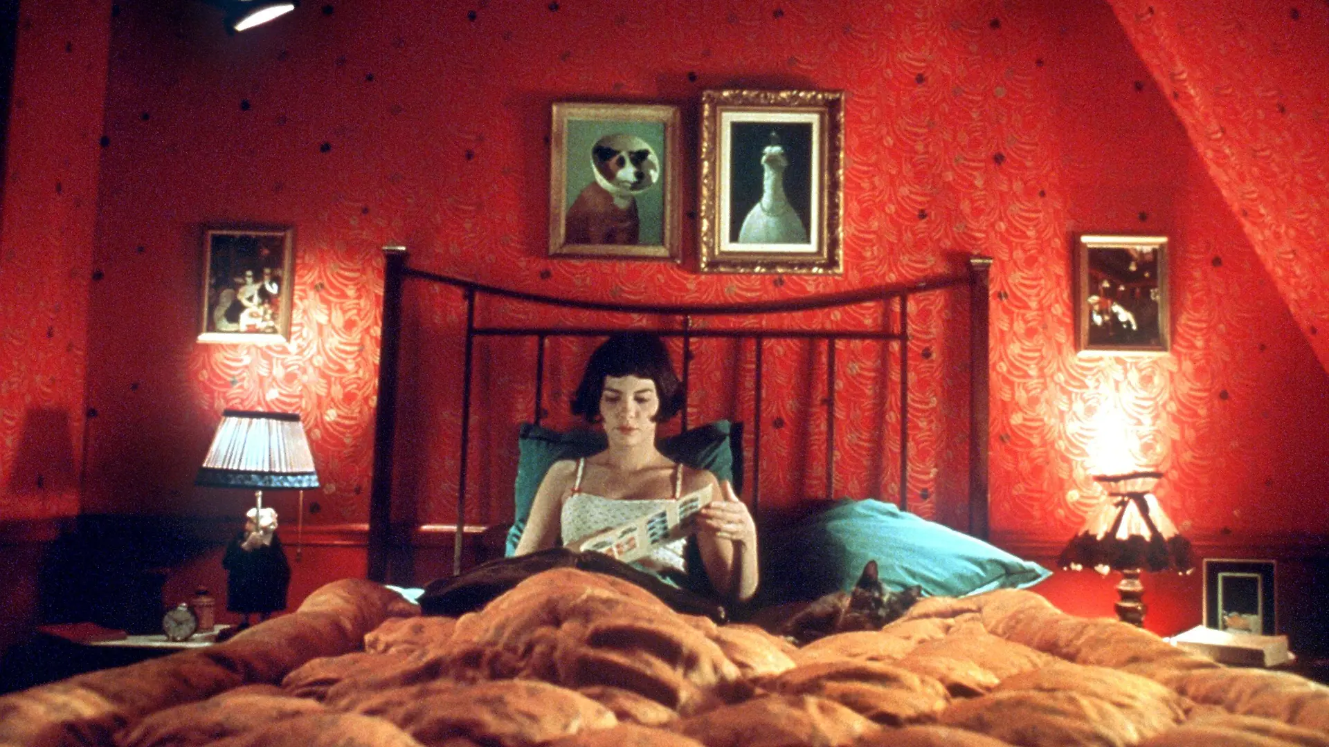 Amelie (Audrey Tautou) sitzt in einer Szene des neuen Kinofilms "Die fabelhafte Welt der Amelie" lesend in ihrem Bett. Mit dem Auge für die kleinen Dinge, die leisen Töne und zarten Gesten lebt Amelie in ihrer eigenen Welt. Obwohl sie einen guten Job in einem Bistro hat, verbringt die ungewöhnliche Frau mehr Zeit in ihren Träumen als in der Realität. Eines Tages beschließt sie, als gute Fee in das Leben ihrer Mitmenschen einzugreifen und trifft dabei ihren Traumprinzen. Aber wird auch er sich verzaubern lassen? Starttermin der Romantik-Komödie ist der 16.8.2001.