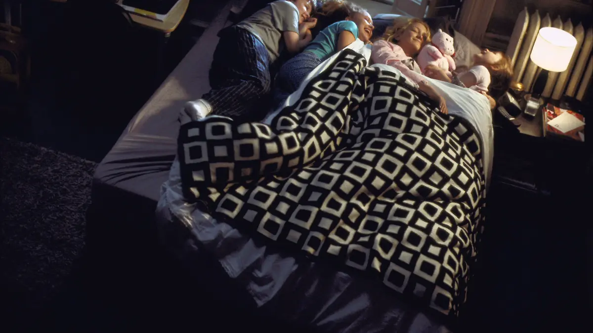 Alle in einem Bett: Noch muss sich Helen (KATE HUDSON, zweite von
rechts) auf das Leben mit den drei Kindern einstellen. - Bitte beachten Sie, dass diese Bilder nur in Zusammenhang mit dem entsprechenden Filmstart bzw. Video/DVD-Start veröffentlicht werden dürfen.
