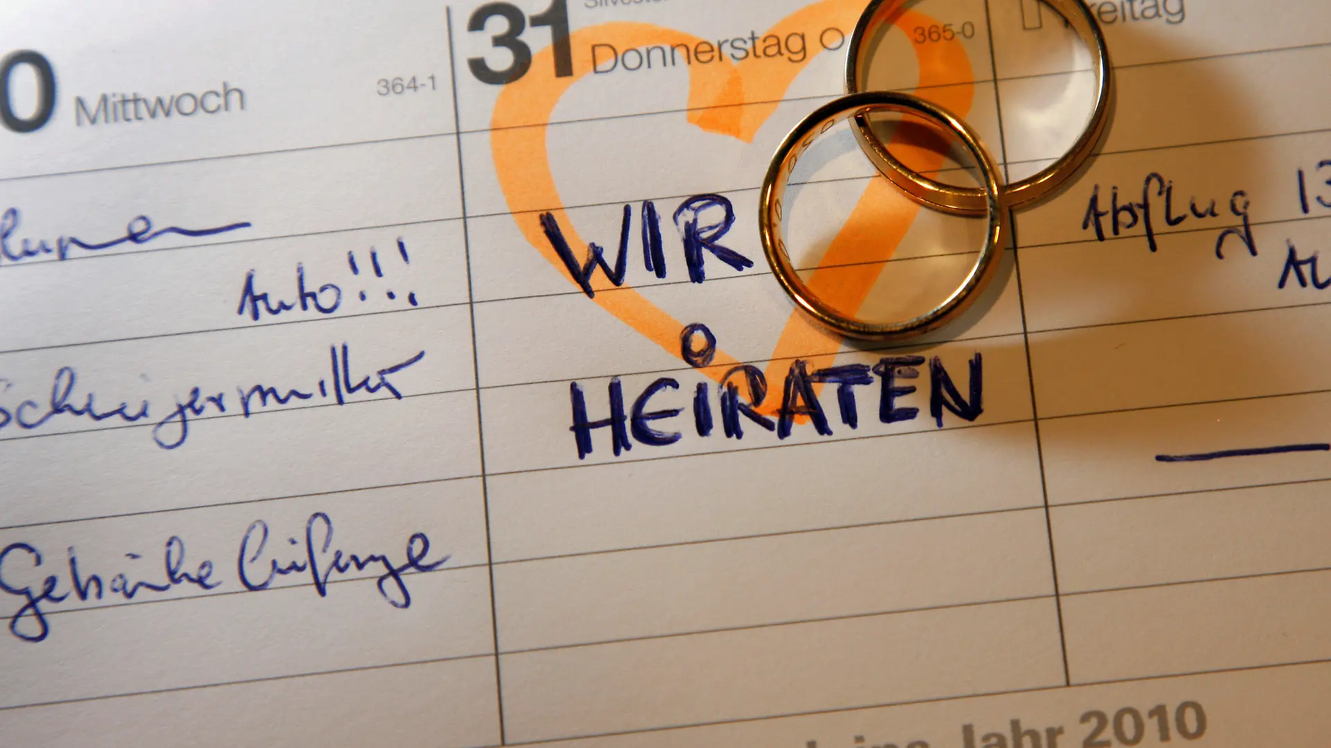 Eheringe liegen auf einem Tischkalender mit dem Eintrag "Wir heiraten", aufgenommen am Mittwoch (09.12.2009) in Schwerin (Illustration). In der Landeshauptstadt können Paare erstmals in der Hochzeitsnacht auch direkt ins neue Jahr "rutschen". Vier Trauungen seien am Silvestertag angemeldet, so die Stadtsprecherin. Der Dezember 2009 wurde für viele Standesämter in Mecklenburg-Vorpommern noch einmal zur Hoch-Zeit für Hochzeiten, wie eine Umfrage der Deutschen Presse-Agentur dpa ergab. Manche Hotels würden zu den Feiertagen und Silvester auch von Hochzeitsgesellschaften nachgefragt, so dass sie extra geöffnet hätten. Foto: Jens Büttner dpa/lmv (zu Korr.-Bericht "Hochzeit unterm Tannenbaum wird immer beliebter" vom 10.12.2009) +++(c) dpa - Bildfunk+++