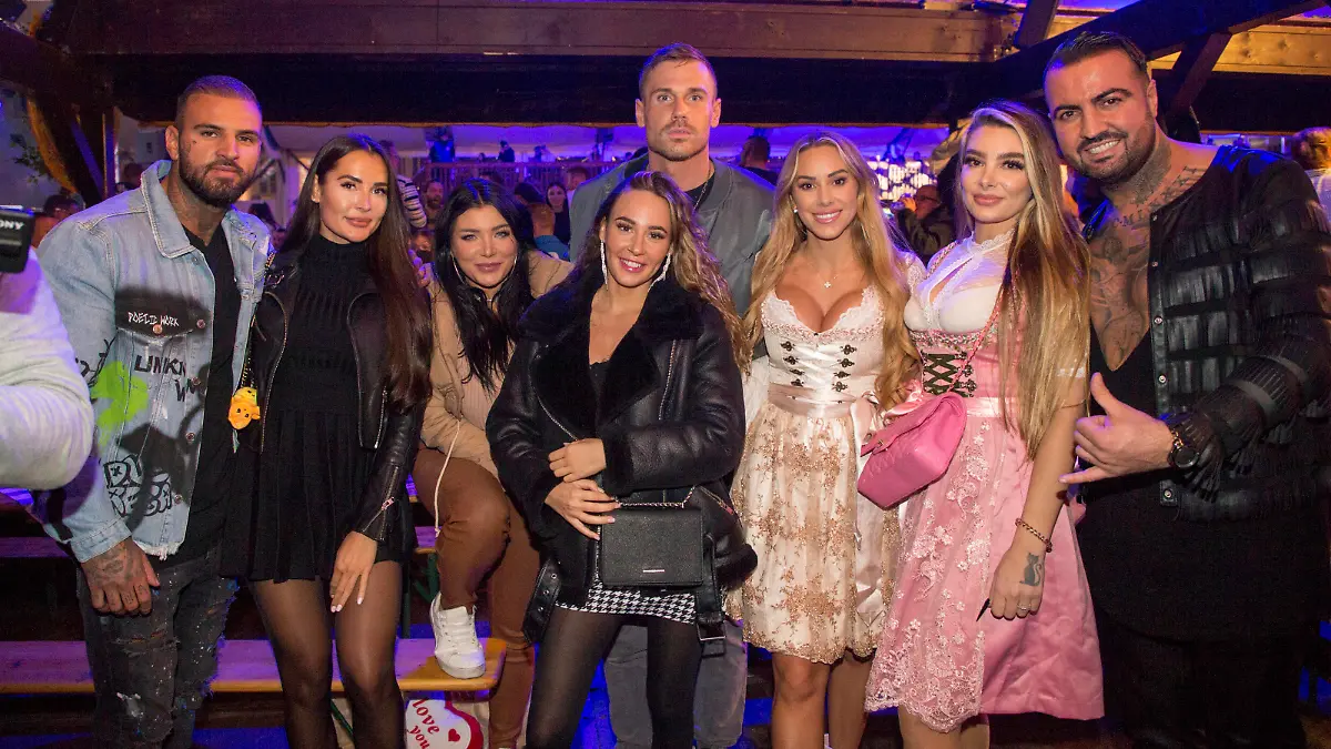 Diogo Sangre, Julia, Melody Haase, Alessia Herren, Chris Broy, Vanessa Mariposa, Nathalie Gaus, Cosimo Citiolo im Bayernzelt.