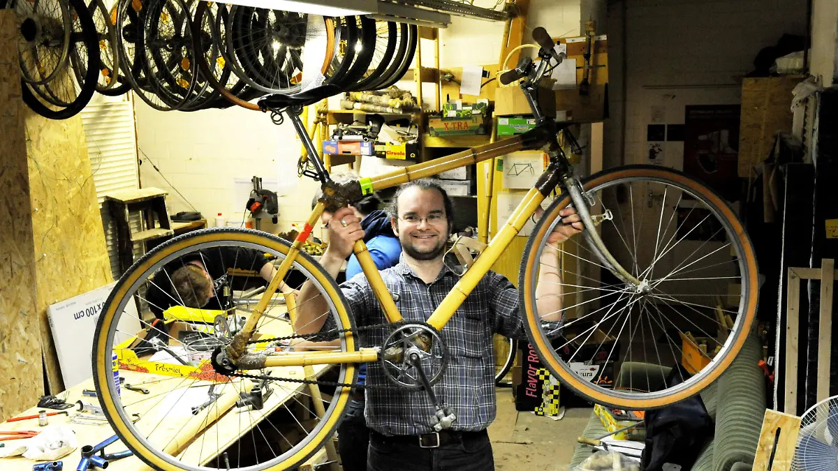 ARCHIV - Projektleiter Thomas Finger von der Technischen Universität Berlin (TU)zeigt ein von TU-Studenten entwickeltes Fahrrad aus Bambus (Archivbild vom 25.03.2011). Rahmen aus Bambus, Felgen aus Holz, Schutzbleche aus Flachsgemisch, so soll das ökologisch korrekte Fahrrad aus Berlin einmal aussehen. In dem Forschungsprojekt entwickeln die jungen Konstrukteure Fahrräder, die später einmal zu 90 Prozent aus nachwachsenden Rohstoffen bestehen sollen. Foto: Maurizio Gambarini dpa/lbn ( zum dpa-KORR: "Öko auf Rädern - TU-Studenten mit Bambus-Rad auf Hannover-Messe" vom 05.04.2011) +++(c) dpa - Bildfunk+++