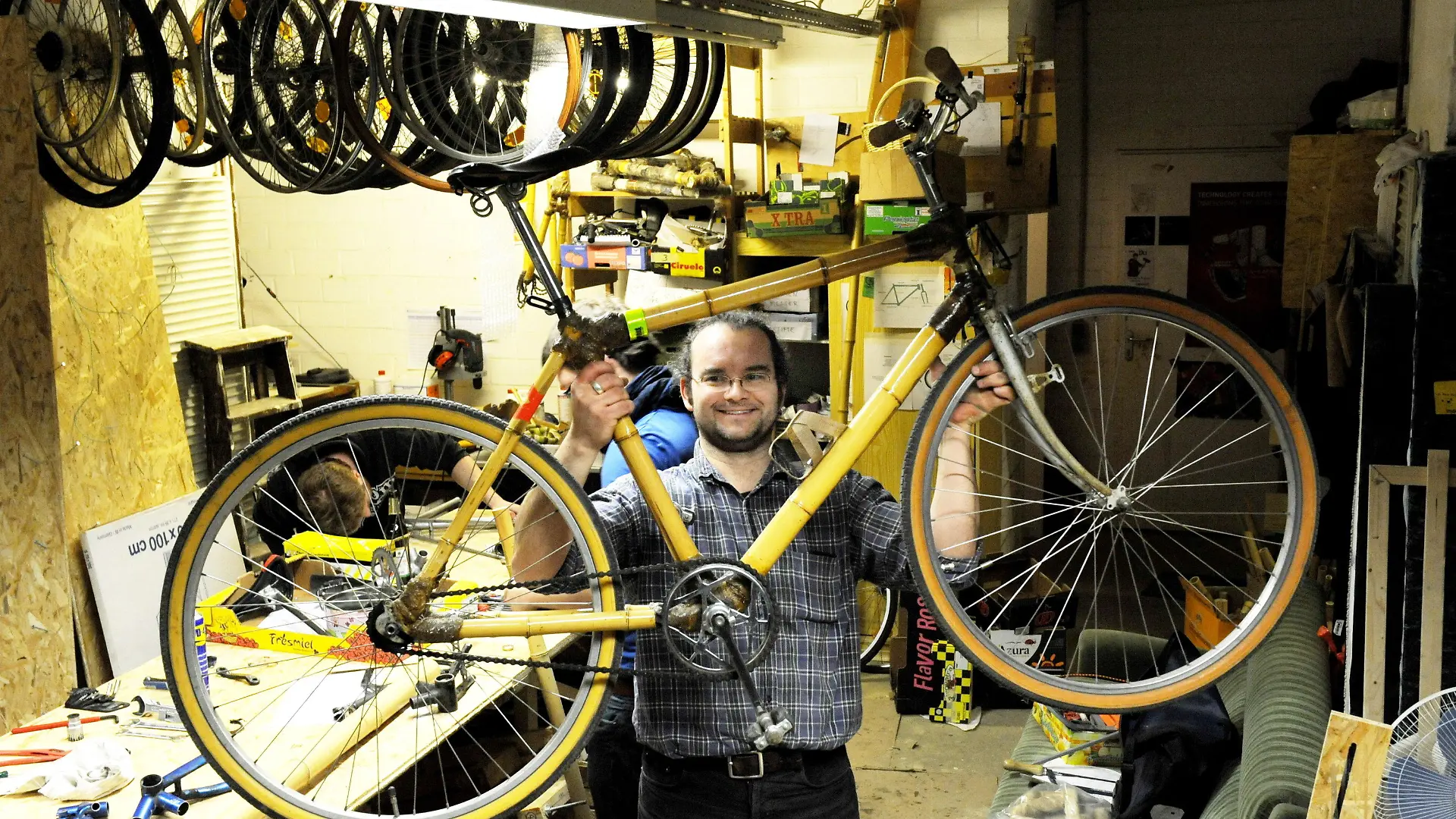 ARCHIV - Projektleiter Thomas Finger von der Technischen Universität Berlin (TU)zeigt ein von TU-Studenten entwickeltes Fahrrad aus Bambus (Archivbild vom 25.03.2011). Rahmen aus Bambus, Felgen aus Holz, Schutzbleche aus Flachsgemisch, so soll das ökologisch korrekte Fahrrad aus Berlin einmal aussehen.   In dem Forschungsprojekt entwickeln die jungen Konstrukteure Fahrräder, die später einmal zu 90 Prozent aus nachwachsenden Rohstoffen bestehen sollen.   Foto: Maurizio Gambarini dpa/lbn ( zum dpa-KORR: "Öko auf Rädern - TU-Studenten mit Bambus-Rad auf Hannover-Messe" vom 05.04.2011)  +++(c) dpa - Bildfunk+++