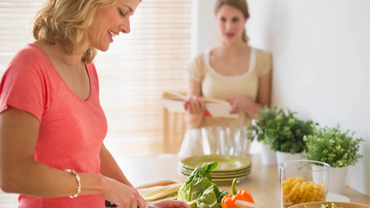 Woman preparing salad Keine Weitergabe an Drittverwerter.