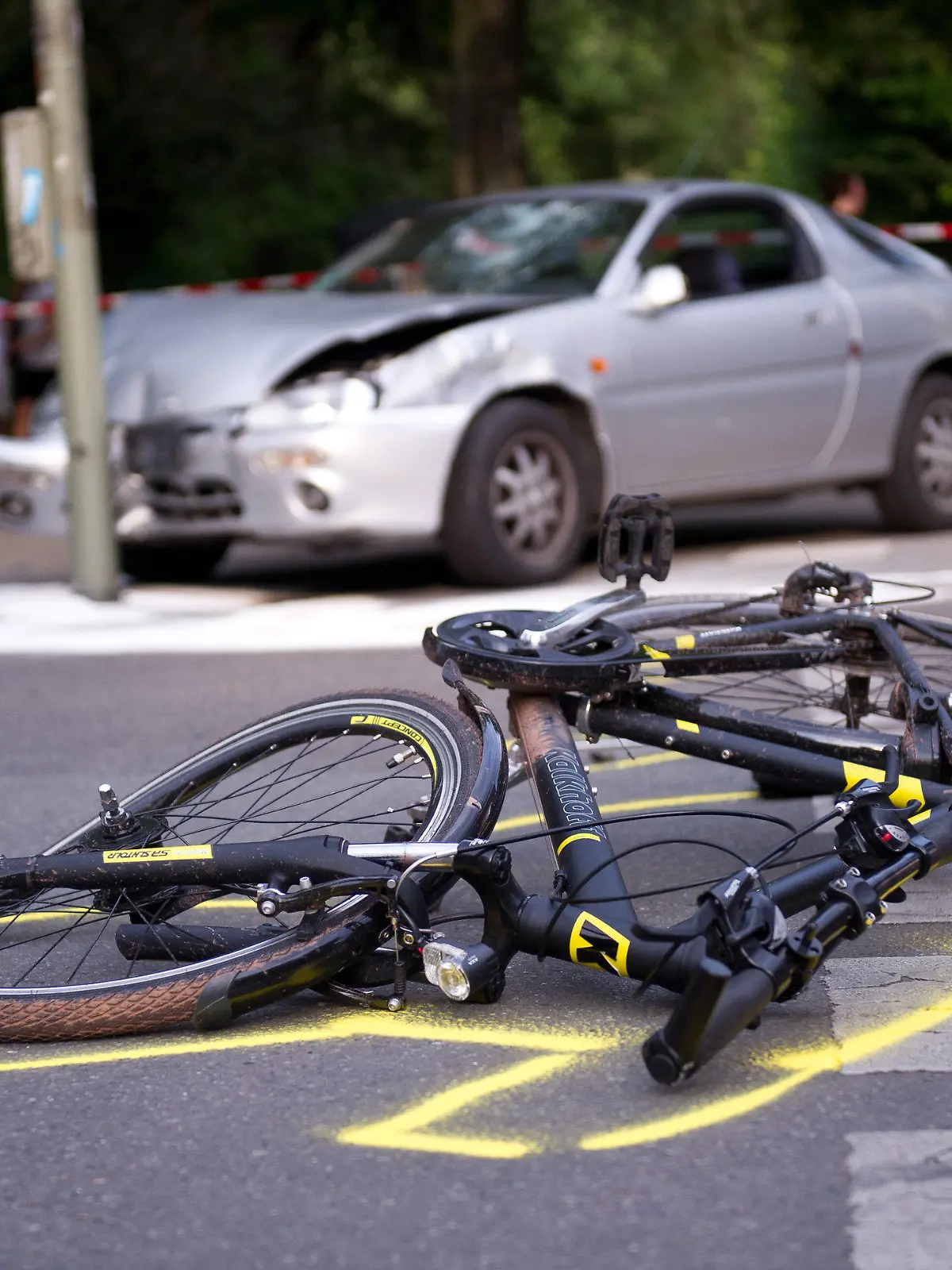 ARCHIV - Die Polizei untersucht am 27.06.2014 in Berlin einen Verkehrsunfall zwischen einem Auto- und einem Fahrradfahrer. Angesichts des wachsenden Radverkehrs und steigender Unfallzahlen hat die Landesverkehrswacht Niedersachsen die Kommunen zu einer Verbesserung des Radwegenetzes aufgerufen. Foto: Daniel Naupold/dpa (zu lni "Landesverkehrswacht fordert besseres Radwegenetz von Kommunen" vom 11.07.2015) +++(c) dpa - Bildfunk+++