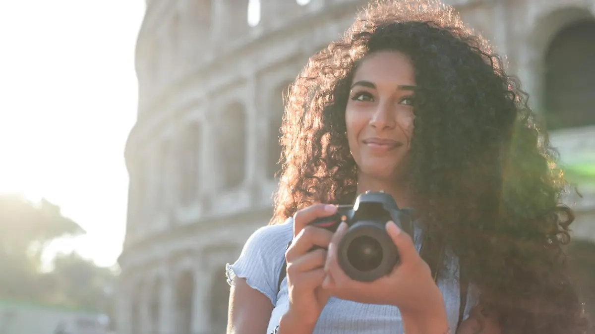 Frau vor Colosseum in Rom
