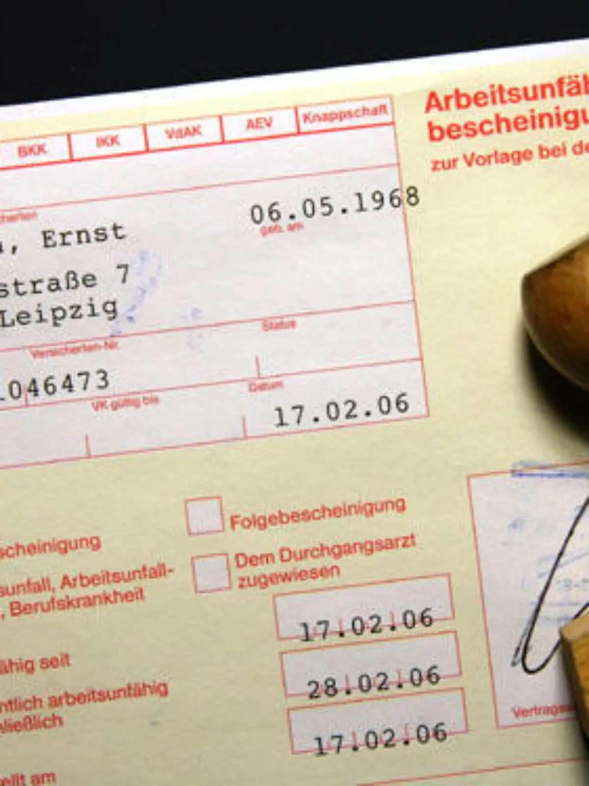 Ein Krankenschein mit einem Stempel (gestelltes Illustrationsfoto zum Thema Krankschreibung, Krankenschein vom 17.02.2005, aufgenommen in Leipzig). Im Jahr 2005 haben sich die Deutschen so selten krank gemeldet wie noch nie seit Einführung der Lohnfortzahlung vor 35 Jahren. Der Krankenstand sank in den vergangenen zwölf Monaten von 3,4 Prozent auf den historischen Tiefstand von 3,3 Prozent Foto: Peter Endig +++(c) dpa - Report+++