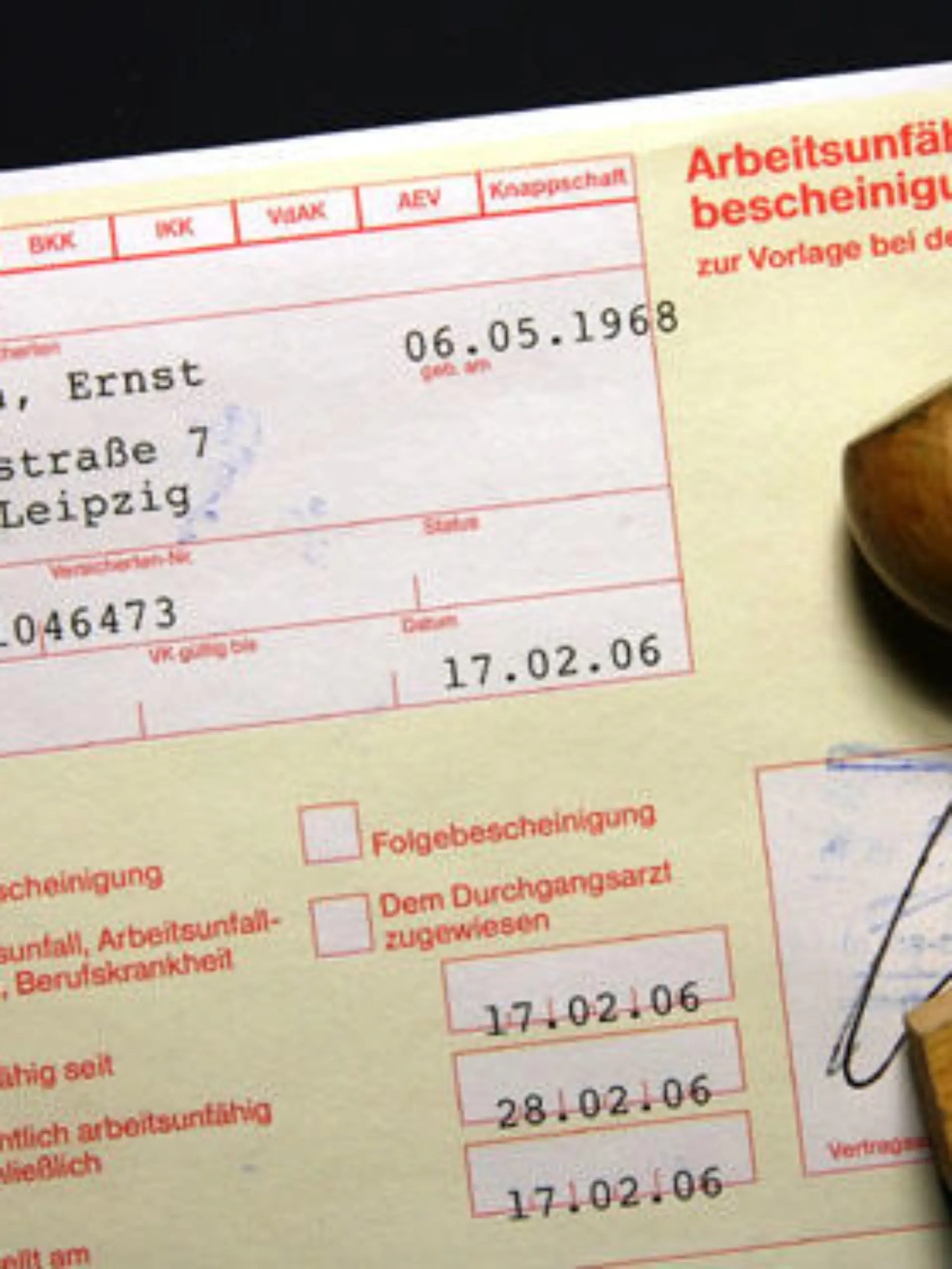 Ein Krankenschein mit einem Stempel (gestelltes Illustrationsfoto zum Thema Krankschreibung, Krankenschein vom 17.02.2005, aufgenommen in Leipzig). Im Jahr 2005 haben sich die Deutschen so selten krank gemeldet wie noch nie seit Einführung der Lohnfortzahlung vor 35 Jahren. Der Krankenstand sank in den vergangenen zwölf Monaten von 3,4 Prozent auf den historischen Tiefstand von 3,3 Prozent Foto: Peter Endig +++(c) dpa - Report+++