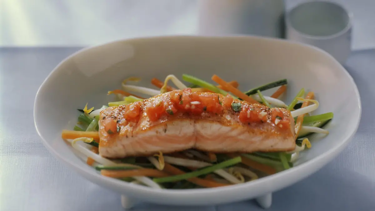 Lachsfilet mit Tomaten auf Gemüsejulienne