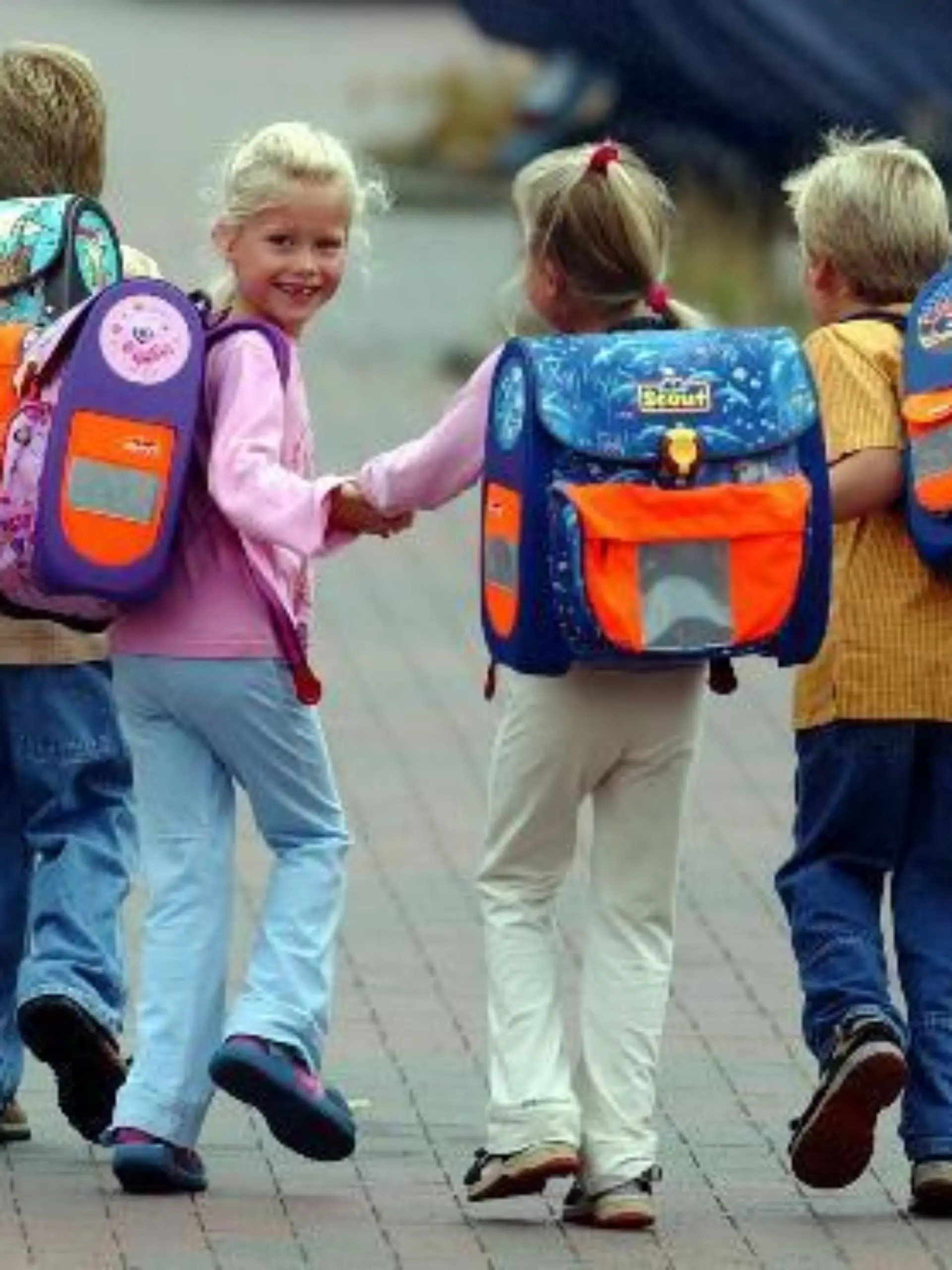 Nick (l-r), Josie, Lisa Marie und Tim Ehlers gehen mit ihren neuen Schulranzen auf dem Rücken über eine Straße im Hamburger Stadtteil Duvenstedt (Archivfoto vom 19.08.2003). Rund 61 500 hessische Kinder gehen am Dienstag (31.08.2004) zum ersten Mal in die Schule. "Sie müssen sich an ein neues Zeitraster, neue Kinder und neue Bezugspersonen gewöhnen", beschreibt Ilse Marie Krauth vom Grundschulverband Hessen die Herausforderungen. Foto: Carsten Rehder dpa/lhe (zu lhe Korr. "Der erste Schultag - 61 500 Erstklässler sind in Hessen unterwegs" vom 26.08.2004)