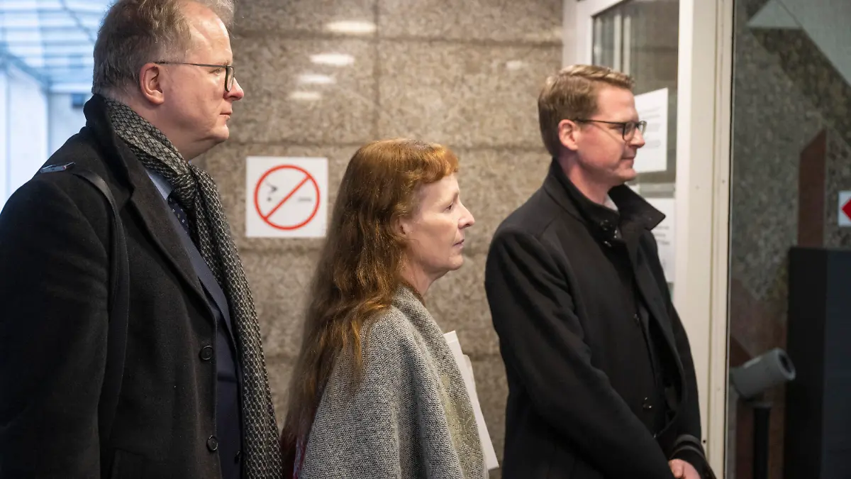 16.11.2022, Hessen, Frankfurt/Main: Hannelore Richter, frühere Führungskraft der AWO, betritt gemeinsam mit ihren Anwälten das Landgericht in Frankfurt. Hier ist sie als Zeugin im Prozess gegen den den ehemaligen Oberbürgermeister Peter Feldmann geladen. Foto: Boris Roessler/dpa +++ dpa-Bildfunk +++