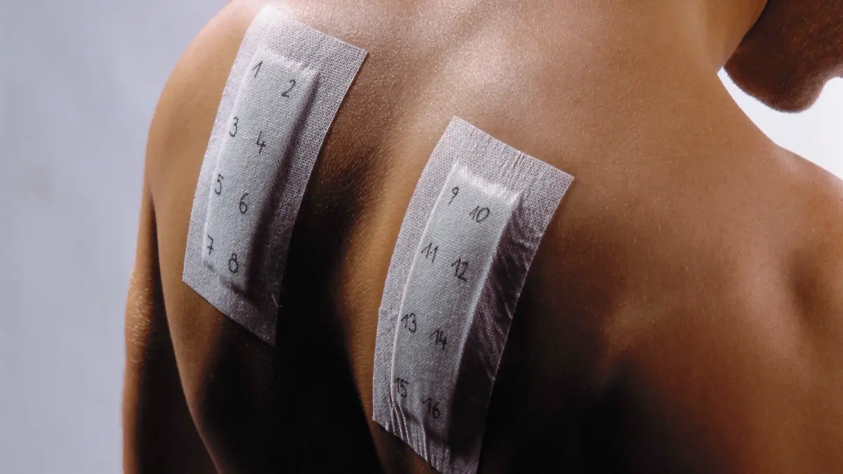 Ein Mann mit Rückenschmerzen.