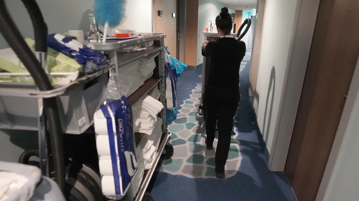 Zimmermädchen Alina Teaca geht über eine Hoteletage im Radisson Blu Hotel Hamburg Airport für den nächsten Gast vor. Nach Lockerungen der Corona-Schutzmaßnahmen durch den Senat dürfen Hotels in der Hansestadt ab 11.06.2021 wieder zu hundert Prozent belegt werden.