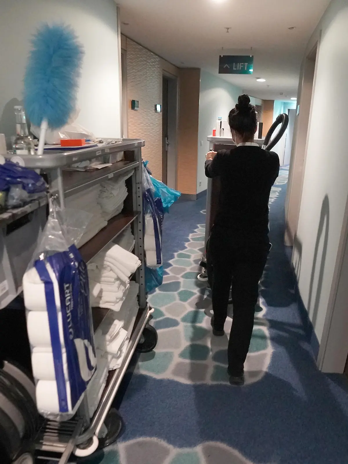 Zimmermädchen Alina Teaca geht über eine Hoteletage im Radisson Blu Hotel Hamburg Airport für den nächsten Gast vor. Nach Lockerungen der Corona-Schutzmaßnahmen durch den Senat dürfen Hotels in der Hansestadt ab 11.06.2021 wieder zu hundert Prozent belegt werden.