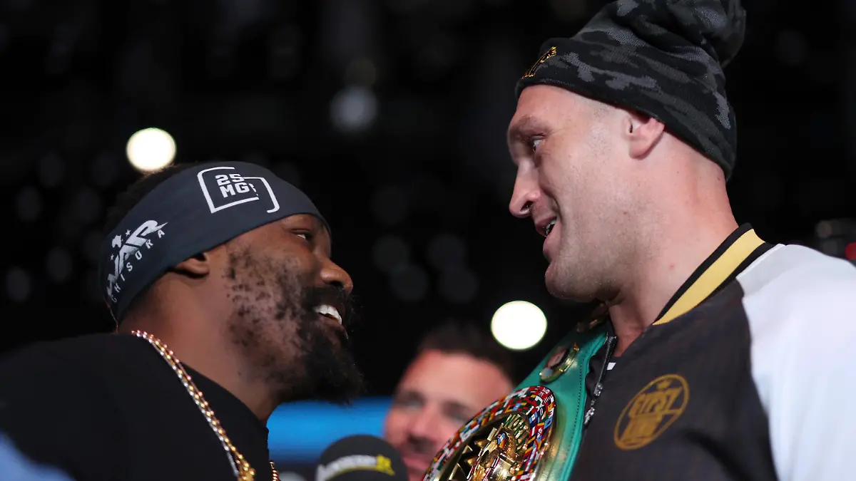 29.11.2022, Großbritannien, London: Boxen: Weltmeisterschaft, Schwergewicht, WBC, Fury (Großbritannien) - Chisora (Großbritannien). Tyson Fury (r), WBC-Schwergewichtsweltmeister aus Großbritannien, steht vor seinem Herausforderer Derek Chisora aus Großbritannien vor einem Training in den BT Sport-Studios im QEII Olympic Park. Fury wird am 3. Dezember 2022 im Stadion von Tottenham Hotspur gegen Chisora kämpfen, um seinen WBC-Titel im Schwergewicht zu verteidigen. Foto: Ian Walton/AP/dpa +++ dpa-Bildfunk +++