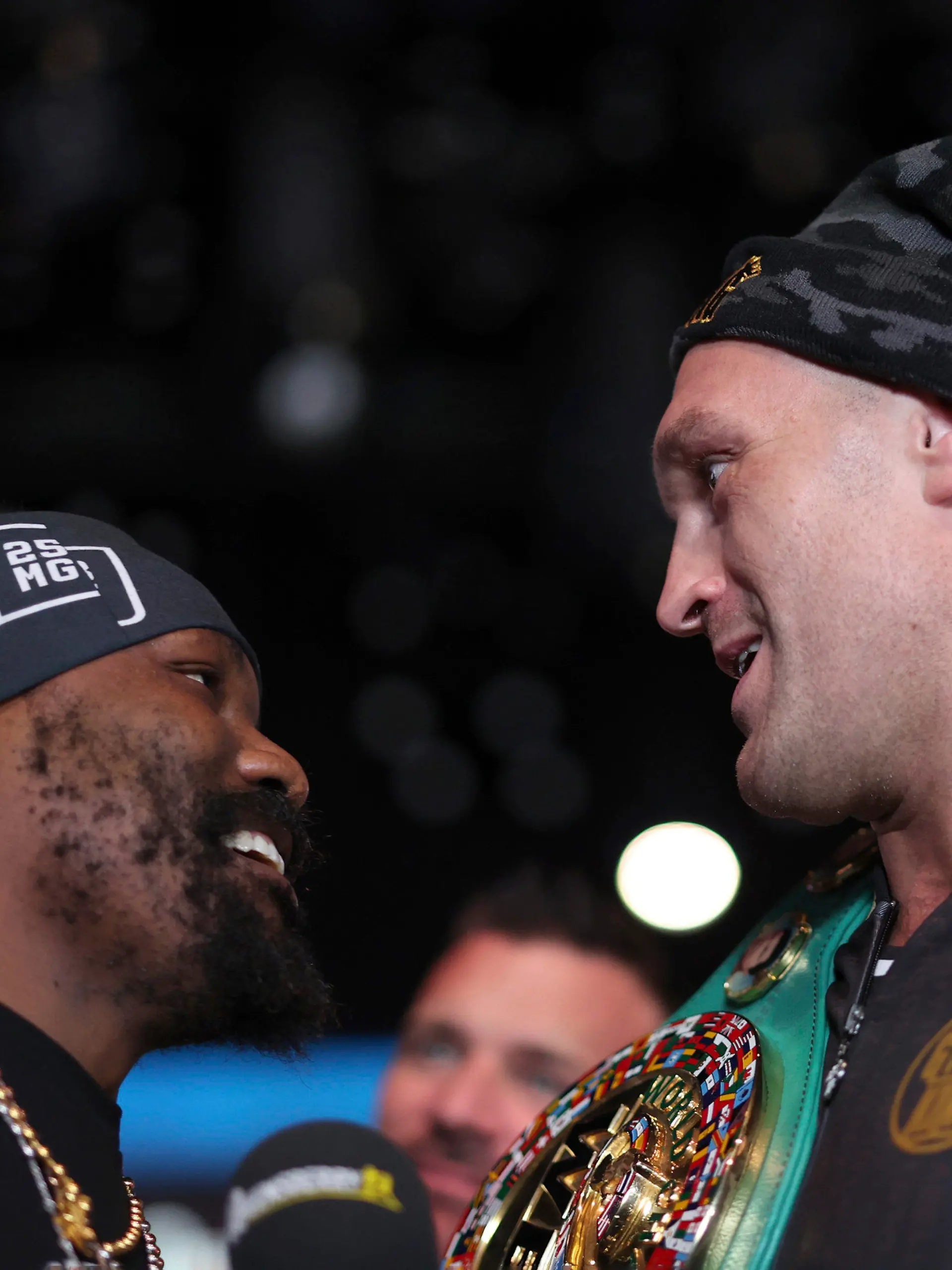 29.11.2022, Großbritannien, London: Boxen: Weltmeisterschaft, Schwergewicht, WBC, Fury (Großbritannien) - Chisora (Großbritannien). Tyson Fury (r), WBC-Schwergewichtsweltmeister aus Großbritannien, steht vor seinem Herausforderer Derek Chisora aus Großbritannien vor einem Training in den BT Sport-Studios im QEII Olympic Park. Fury wird am 3. Dezember 2022 im Stadion von Tottenham Hotspur gegen Chisora kämpfen, um seinen WBC-Titel im Schwergewicht zu verteidigen. Foto: Ian Walton/AP/dpa +++ dpa-Bildfunk +++