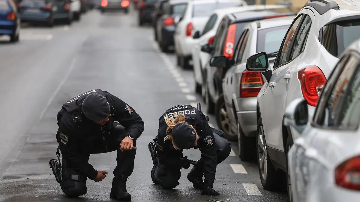 29.11.2022, Nordrhein-Westfalen, Krefeld: Polizisten suchen in der Nähe eines Tatortes nach Spuren. Nach der Erschießung eines 42-Jährigen auf offener Straße fahndet die Mordkommission in Krefeld nach zwei Männern. Foto: Oliver Berg/dpa +++ dpa-Bildfunk +++