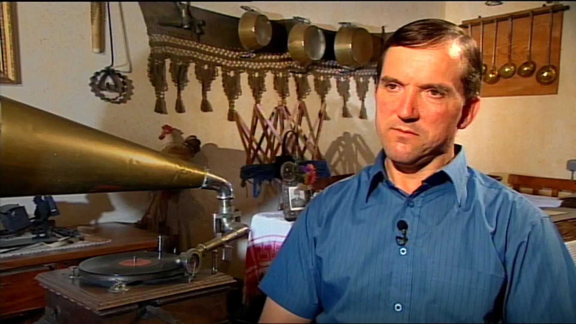 "Bauer sucht Frau", am 14. Dezember 2009, 21.15 Uhr: Milchbauer Josef ist traurig, weil Narumol abreisen muss.