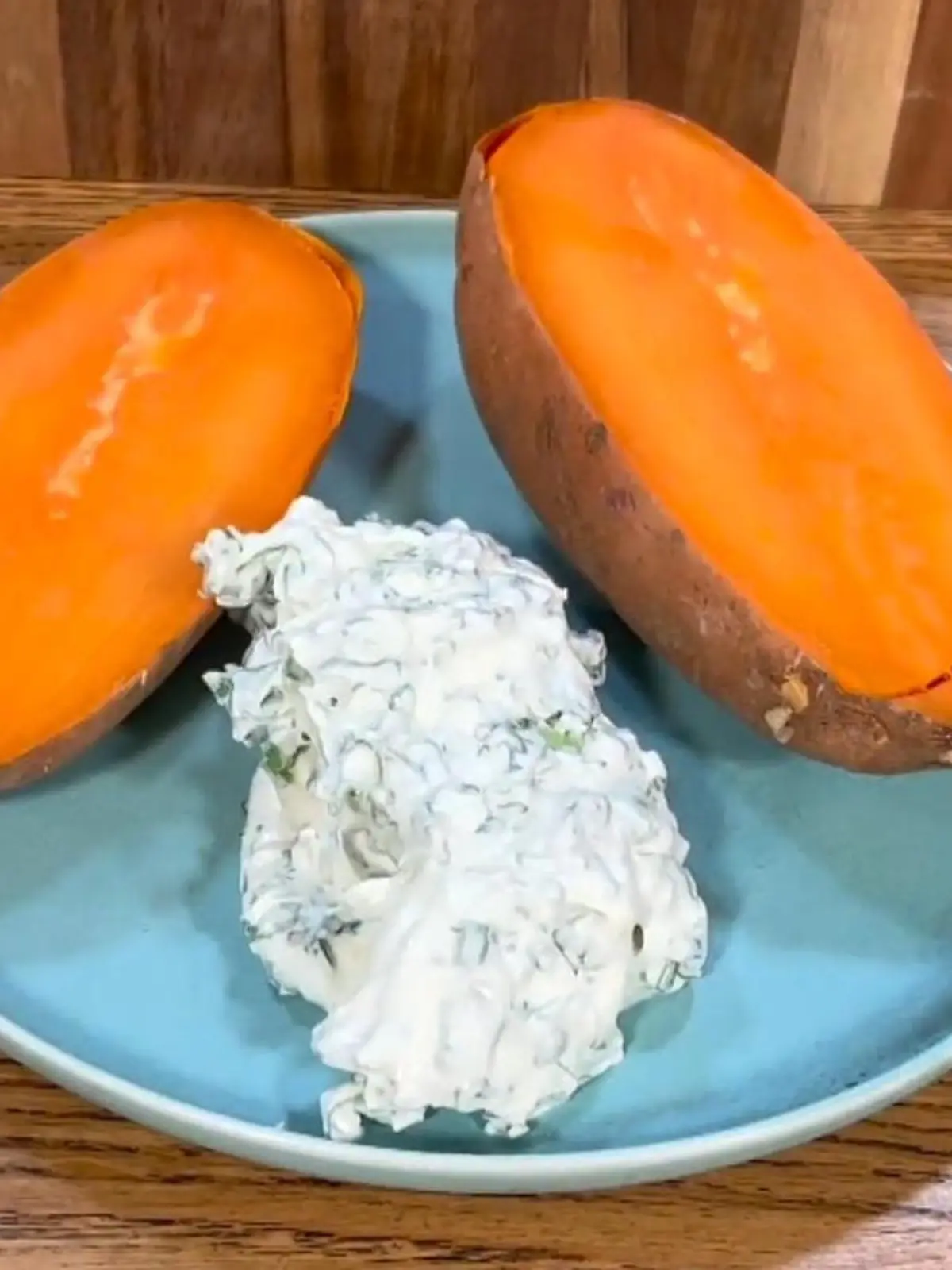 Manchmal braucht es gar nicht viel zum Glücklichsein - in diesem Fall nur eine Süßkartoffel, frische Kräuter und leckeren Quark. Wie daraus eine fantastische Baked Potato wird, zeigt Julia Henssler - Schwester von Profikoch Steffen Henssler und "Veggie-Beauftragte" - im Video!
