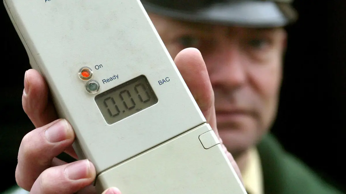 ARCHIV - Ein Polizist zeigt in Magdeburg ein Alkohol-Atemmessgerät mit der Angabe 0.00 auf dem Display (Archivfoto vom 08.03.2005). Auf Fahranfänger in Deutschland kommt ein absolutes Alkoholverbot in einer zweijährigen Probezeit zu. Darauf verständigte sich das Bundeskabinett am Mittwoch (14.02.2007) auf Vorschlag von Bundesverkehrsminister Tiefensee (SPD). Bei dem Fahrverbot sollen nach dpa-Informationen keine Altersunterschiede gemacht werden. Foto: Jens Wolf dpa/lbn (zu dpa 0372) +++(c) dpa - Bildfunk+++