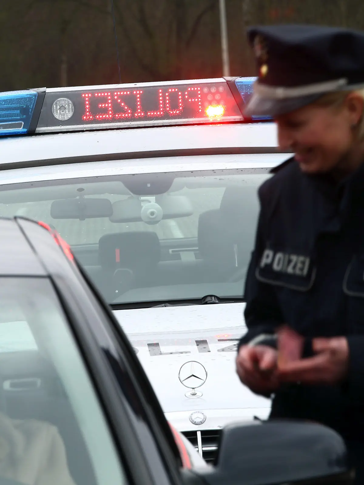 Ein Fahrzeug der Hamburger Polizei mit neuen Warn- und Unterstützungssignalen ist am 19.03.2014 bei einem Pressetermin in Hamburg bei einer Verkehrskontrolle zu sehen (nachgestellte Szene). Mit den neuen Licht- und Tonsignalen, ein rotes Blitzlicht ("Flasher") und ein schriller Heulton ("Yelp"), will die Polizei Hamburg künftig Verkehrskontrollen durchsetzen. Foto: Christian Charisius/dpa +++(c) dpa - Bildfunk+++