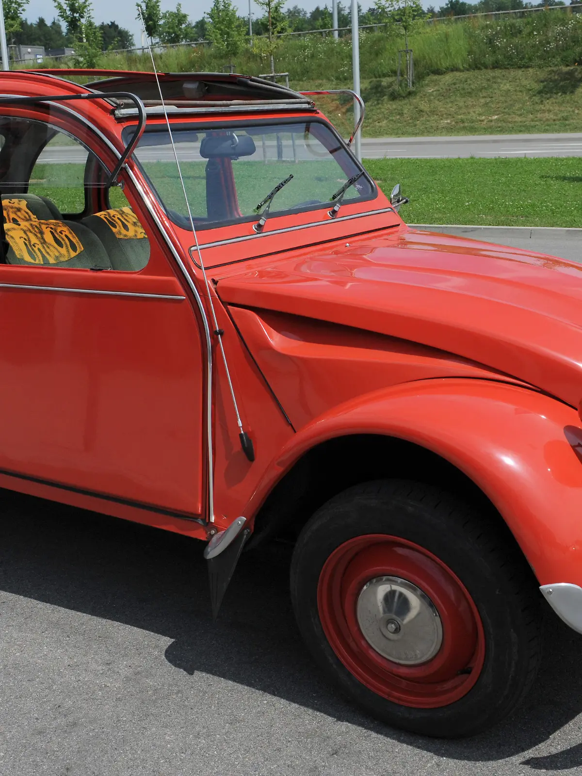 ARCHIV - Eine Ente "2CV6" des französischen Automobilherstellers Citroen ist am Donnerstag (26.05.2011) während des Pressetermins zur Messe «Klassikwelt Bodensee» in Friedrichshafen am Bodensee zu sehen. Vor 25 Jahren wurde das letzte Exemplar der Ente in Portugal gebaut. Foto: Patrick Seeger dpa/lsw +++(c) dpa - Bildfunk+++
