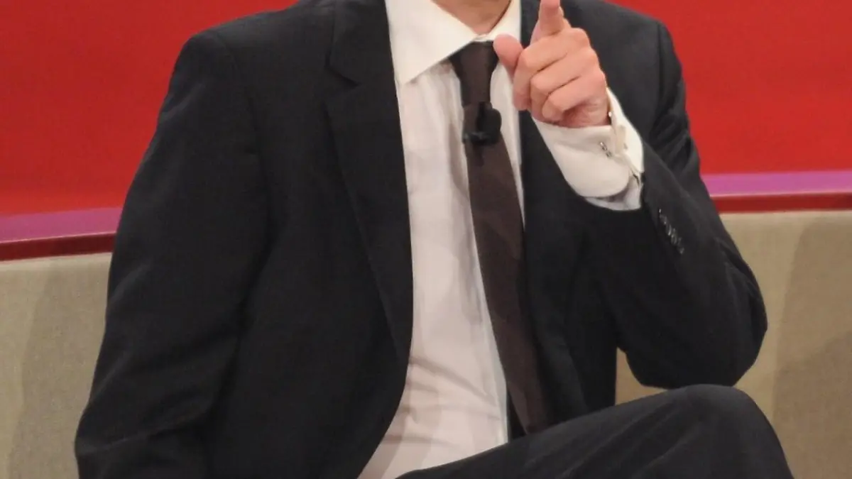 ARCHIV - Moderator Günther Jauch ist in der RTL-Show "25 Jahre RTL" am 09.01.2009 in Köln zu Gast. RTL-Aushängeschild Jauch erhält neben seinem Klassiker "Wer wird Millionär?" im Herbst- und Winterprogramm des Senders mit "5 gegen Jauch" eine neue Showreihe. Foto: Jörg Carstensen dpa/lnw (zu dpa-Korr "RTL trotzt Flaute" vom 08.07.) +++(c) dpa - Bildfunk+++