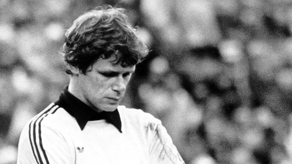 ARCHIV - 24.06.1978, Argentinien, Buenos_Aires: Der niederländische Torhüter Jan Jongbloed wirkt nachdenklich in einer abwehrfreien Phase am 25.06.1978 im River Plate-Stadion in Buenos Aires. Die niederländische Fußballnationalmannschaft verliert bei der Weltmeisterschaft in Argentinien vor 77.300 Zuschauern das Endspiel gegen die Elf der Gastgeber mit 1\3. Stand nach 90 min\ 1\1.  Jongbloed ist mit 82 Jahren gestorben. (zu dpa: «Früherer Oranje-Torwart Jongbloed gestorben») Foto: - +++ dpa-Bildfunk +++