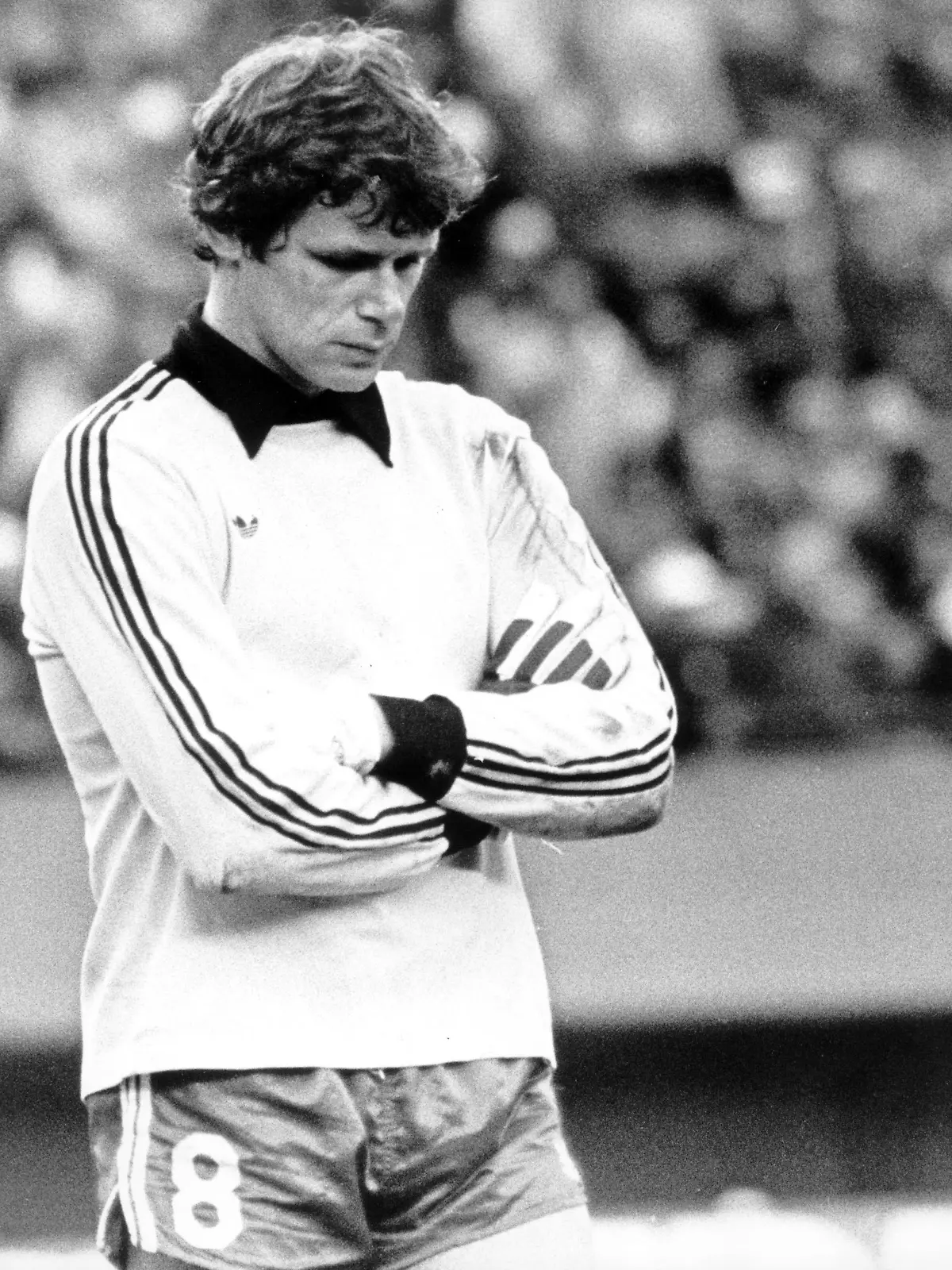 ARCHIV - 24.06.1978, Argentinien, Buenos_Aires: Der niederländische Torhüter Jan Jongbloed wirkt nachdenklich in einer abwehrfreien Phase am 25.06.1978 im River Plate-Stadion in Buenos Aires. Die niederländische Fußballnationalmannschaft verliert bei der Weltmeisterschaft in Argentinien vor 77.300 Zuschauern das Endspiel gegen die Elf der Gastgeber mit 1\3. Stand nach 90 min\ 1\1.  Jongbloed ist mit 82 Jahren gestorben. (zu dpa: «Früherer Oranje-Torwart Jongbloed gestorben») Foto: - +++ dpa-Bildfunk +++