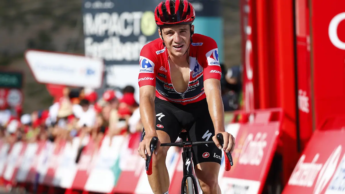 Radsport, Vuelta a Espana, 6. Etappe Belgian Remco Evenepoel of Soudal Quick-Step pictured as he crosses the finish line at stage 6 of the 2023 edition of the Vuelta a Espana , Tour of Spain cycling race, from La Vall d Uixo to the Observatorio Astrofisico de Javalambre in Pico del Buitre 183,1 km, in Spain, Thursday 31 August 2023. The Vuelta takes place from 26 August to 17 September. JOSEPxLAGO PUBLICATIONxNOTxINxBELxFRAxNED x73064607x