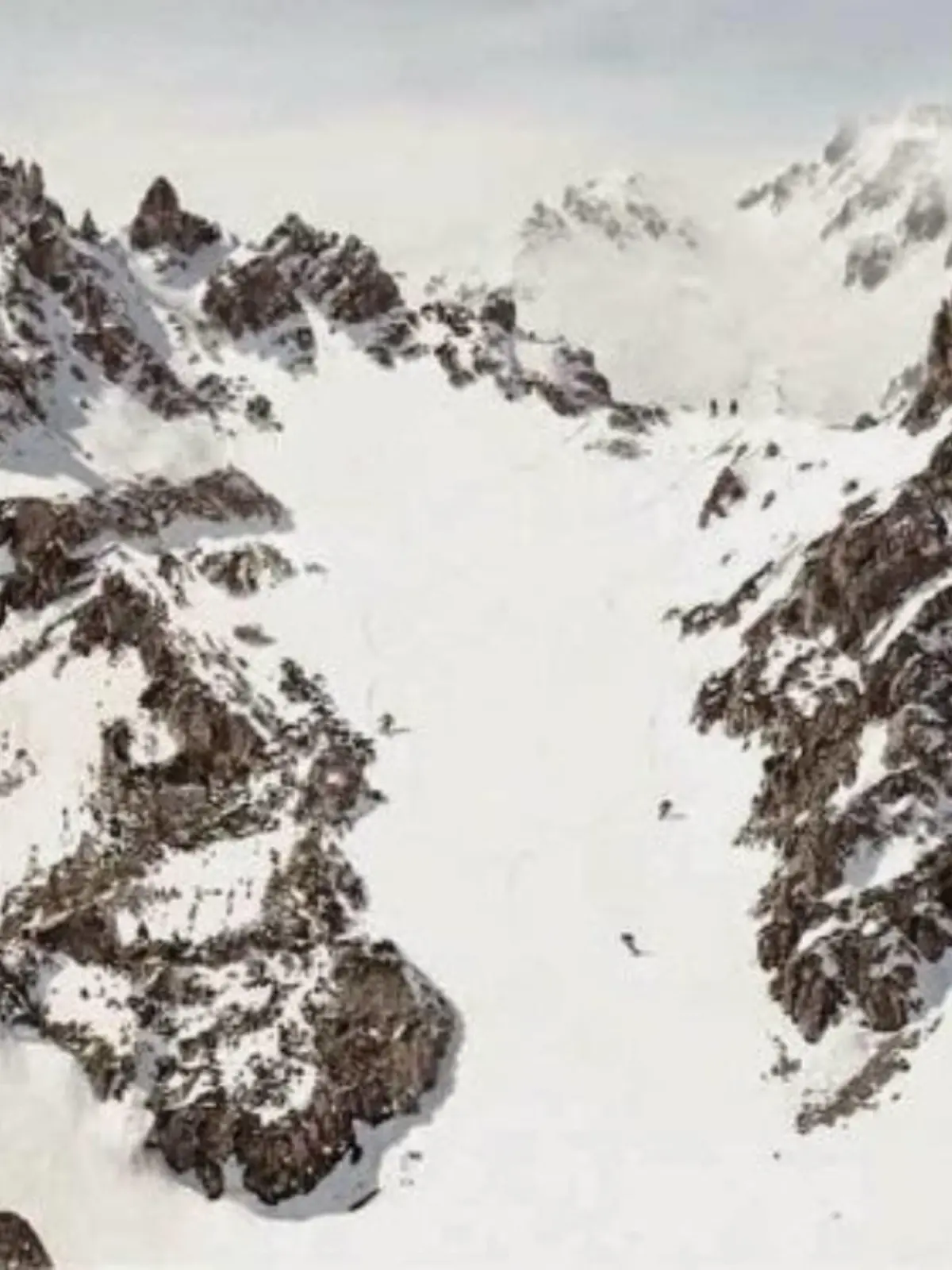 Suchbild menschliches Gesicht in Gebirge bzw. Schneelandschaft
