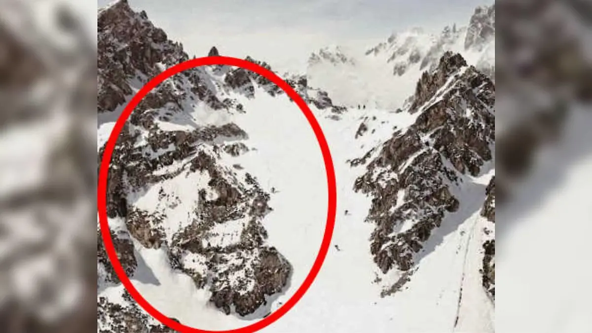 Suchbild menschliches Gesicht im Schnee auf Gebirgskette Auflösung