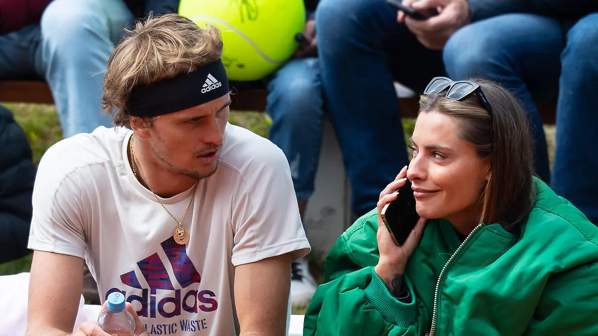 ARCHIV - 25.04.2022, Bayern, München: Tennis: ATP-Tour - München, Einzel, Herren, Training. Alexander Zverev aus Deutschland und Sophia Thomalla sitzen beim Training zusammen. In New York haben Zverev und Thomalla vor Beginn der US Open unter anderem das Museum of Modern Art besucht.  (zu dpa: «Zverev über Museumsbesuch: «In New York ist es halt Kunst»») Foto: Sven Hoppe/dpa +++ dpa-Bildfunk +++