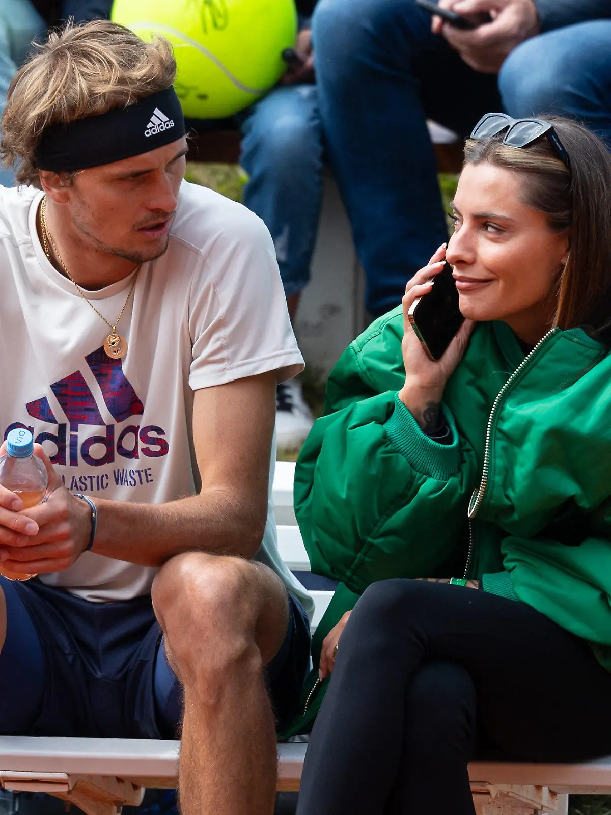 ARCHIV - 25.04.2022, Bayern, München: Tennis: ATP-Tour - München, Einzel, Herren, Training. Alexander Zverev aus Deutschland und Sophia Thomalla sitzen beim Training zusammen. In New York haben Zverev und Thomalla vor Beginn der US Open unter anderem das Museum of Modern Art besucht.  (zu dpa: «Zverev über Museumsbesuch: «In New York ist es halt Kunst»») Foto: Sven Hoppe/dpa +++ dpa-Bildfunk +++