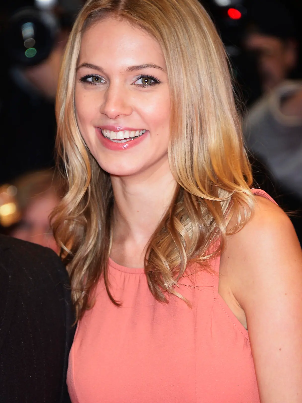 Svenja Holtmann lacht