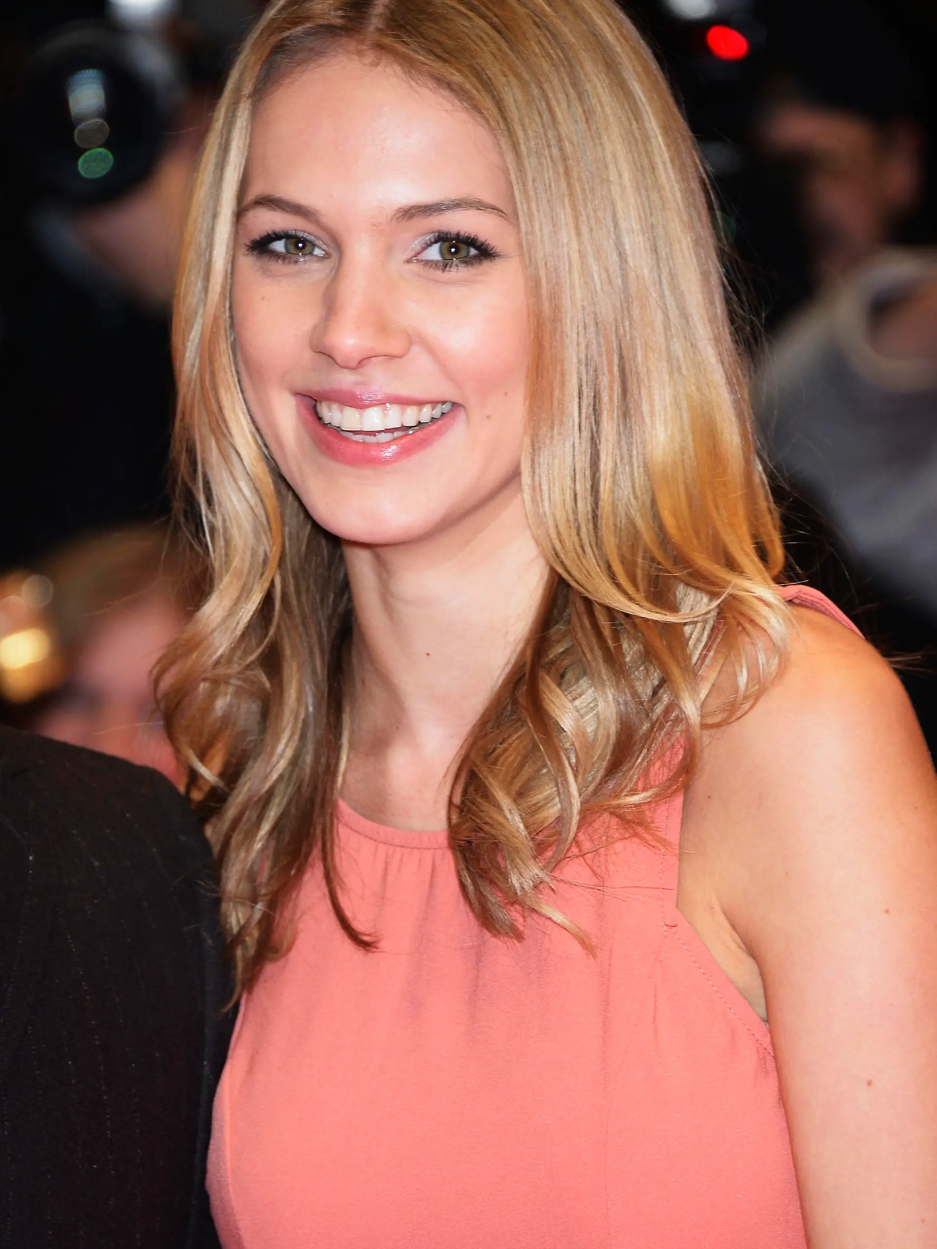 Svenja Holtmann lacht