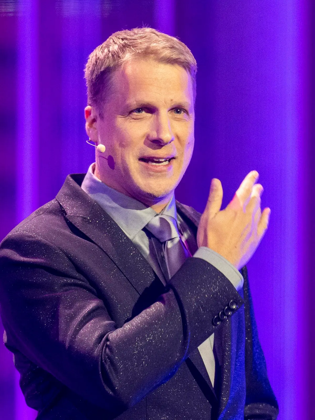 ARCHIV - 12.12.2022, Berlin: Comedian Oliver Pocher steht bei der Aufzeichnung des «Quatsch Comedy Clubs» auf der Bühne. (zu dpa «Neue Runde im Rechtsstreit zwischen Boris Becker und Oliver Pocher») Foto: Monika Skolimowska/dpa +++ dpa-Bildfunk +++