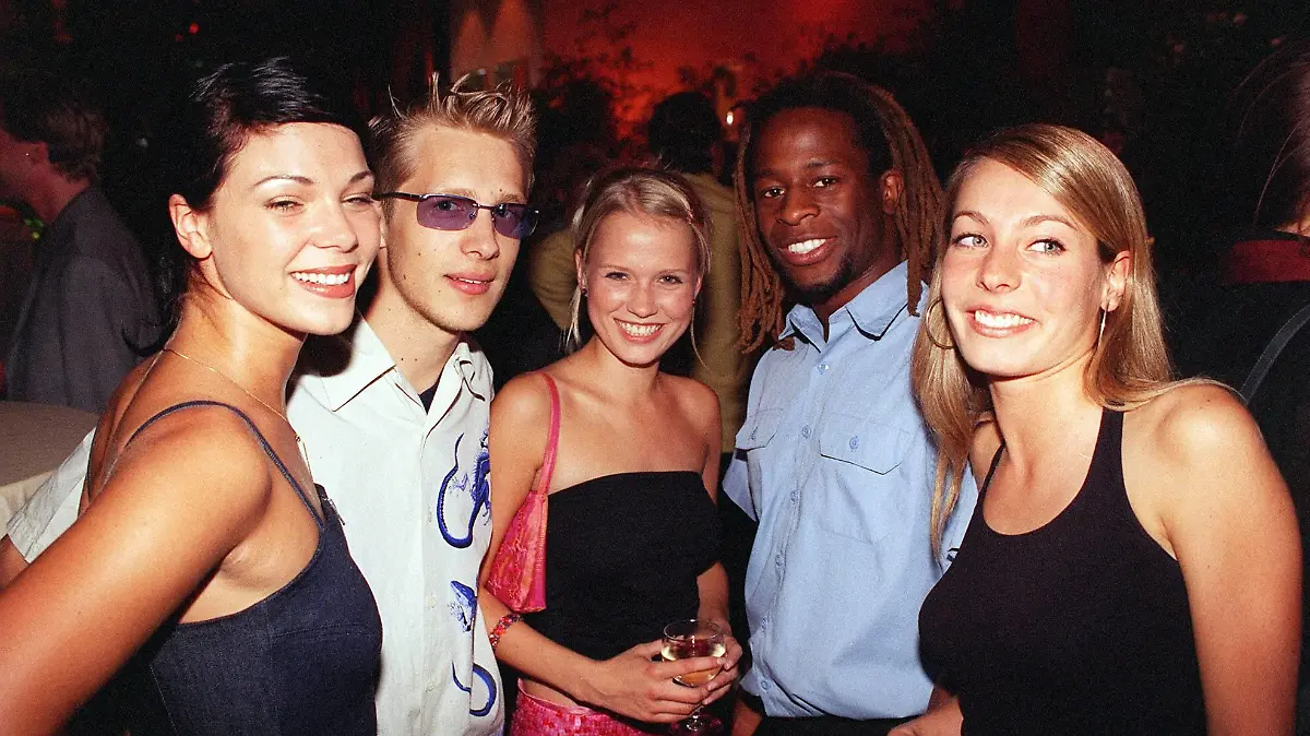 Bildnummer: 51094347  Datum: 22.08.2000  Copyright: imago/Olaf Döring
V.l.n.r.: Schauspielerin Jessica Schwarz, Moderatoren Oliver Pocher, Nova Meierhenrich, Mola Adebisi (alle GER) während der TV Movie Party in Düsseldorf, optimistisch; 2000, Köln, Pressekonferenz , Pressetermin, Premiere, Premieren, Filmpremiere, ,  Moderator, Fernsehmoderator,  Fernsehmoderatorin, TV, lächeln, Parties; , quer, Kbdig, Gruppenbild, close, Film, Kunst, Deutschland, Randbild, People / Personen
