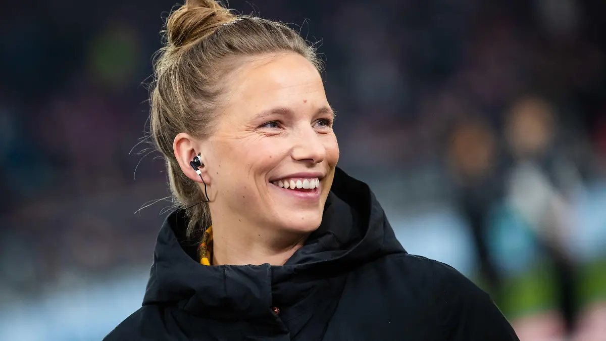 ARCHIV - 04.03.2023, Baden-Württemberg, Stuttgart: Fußball: Bundesliga, VfB Stuttgart - Bayern München, 23. Spieltag, Mercedes-Benz-Arena. Sky-Expertin Tabea Kemme lächelt vor Spielbeginn. Kemme sieht das Verletzungsrisiko als große Gefahr für die deutschen WM-Fußballerinnen. (zu dpa: «Ex-Nationalspielerin Kemme: Verletzungen «größte Gefahr» für DFB-Team») Foto: Christoph Schmidt/dpa +++ dpa-Bildfunk +++