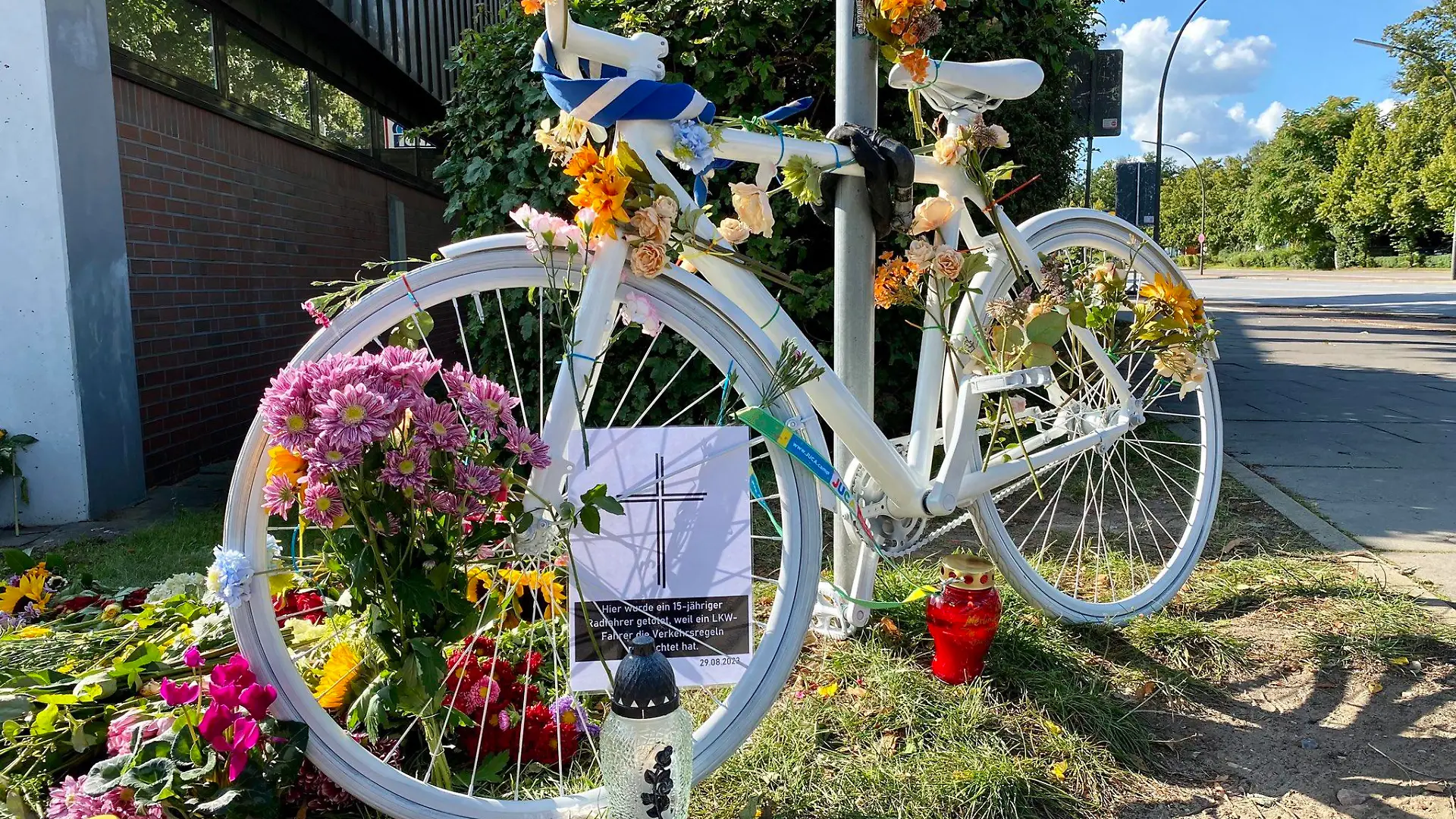 Ein Ghostbike erinnert an den getöteten Radfahrer.