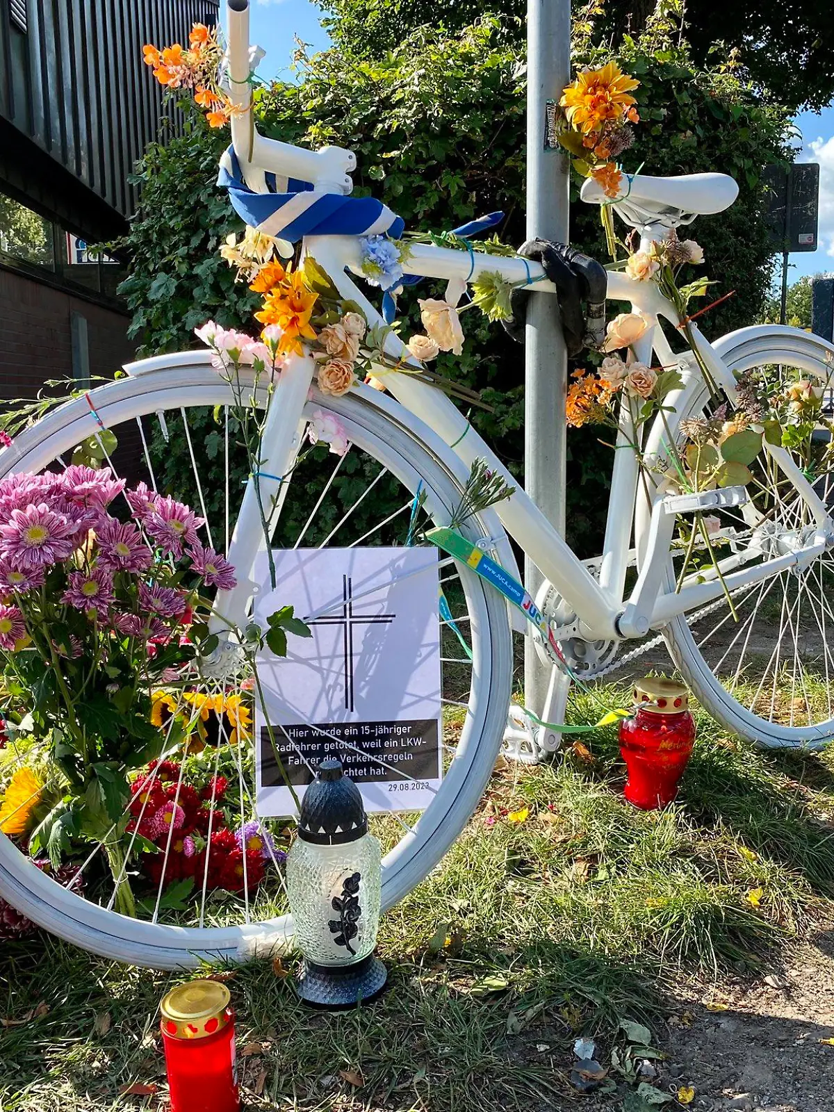 Ein Ghostbike erinnert an den getöteten Radfahrer.