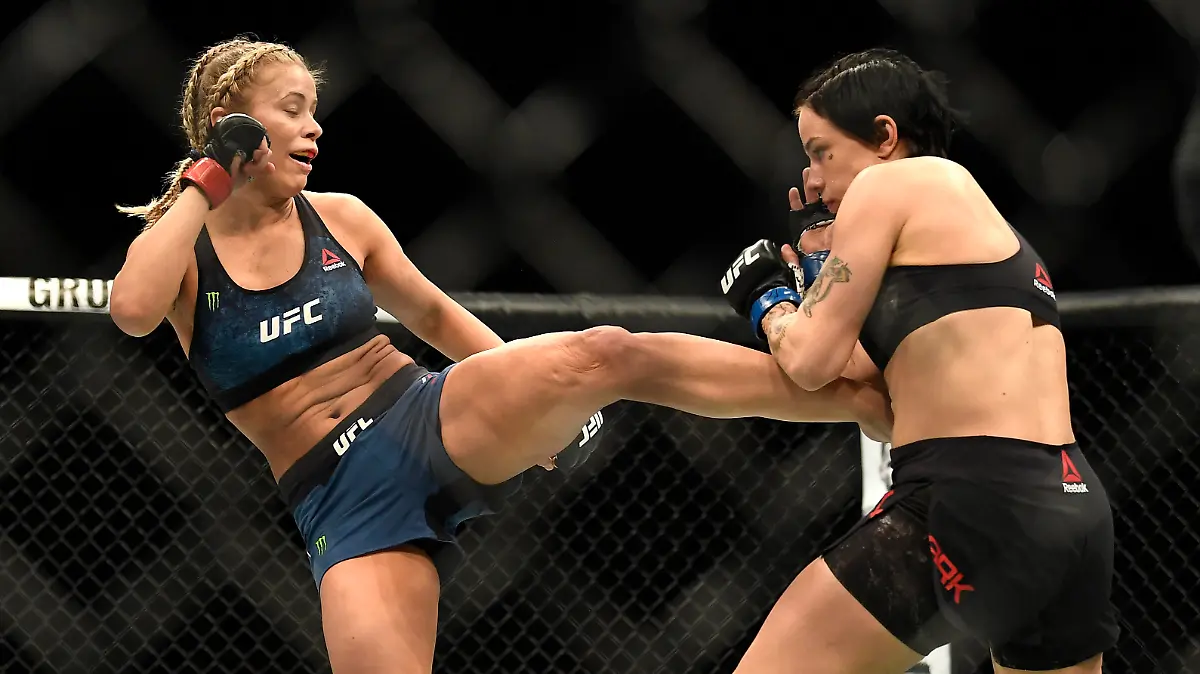 MMA: UFC Fight Night-St. Louis-VanZant vs Clark, Jan 14, 2018 St. Louis, MO, USA Paige VanZant red gloves fights Jessica-Rose Clark blue gloves during UFC Fight Night at Scottrade Center. Mandatory Credit: Scott Rovak-USA TODAY Sports, 14.01.2018 22:20:08, 10544720, UFC Fight Night, Clark, Scottrade Center, MMA PUBLICATIONxINxGERxSUIxAUTxONLY Copyright: xScottxRovakx 10544720