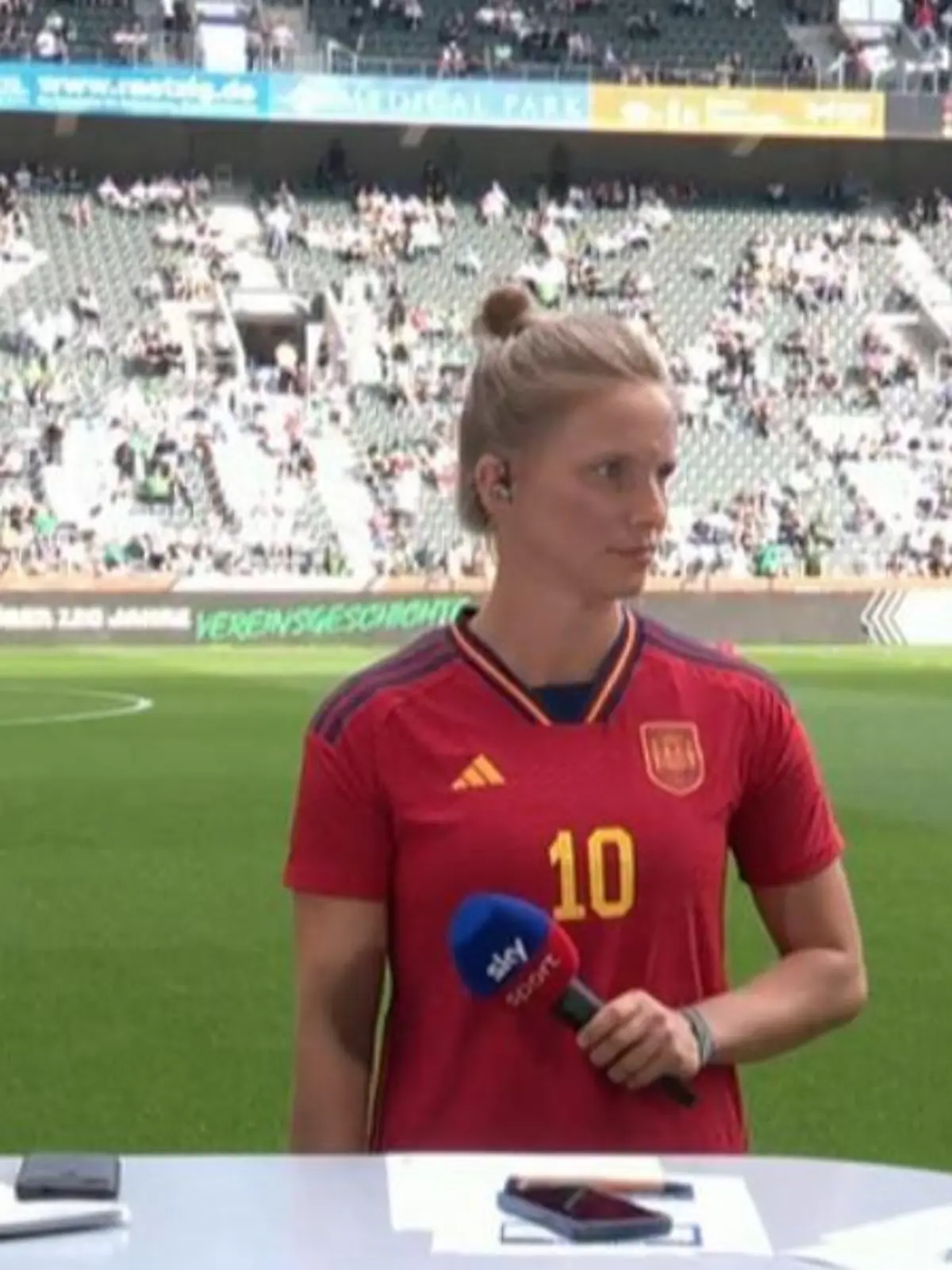 Moderator Sebatsian Hellmann mit Tabea Kemme und Lothar Matthäus.