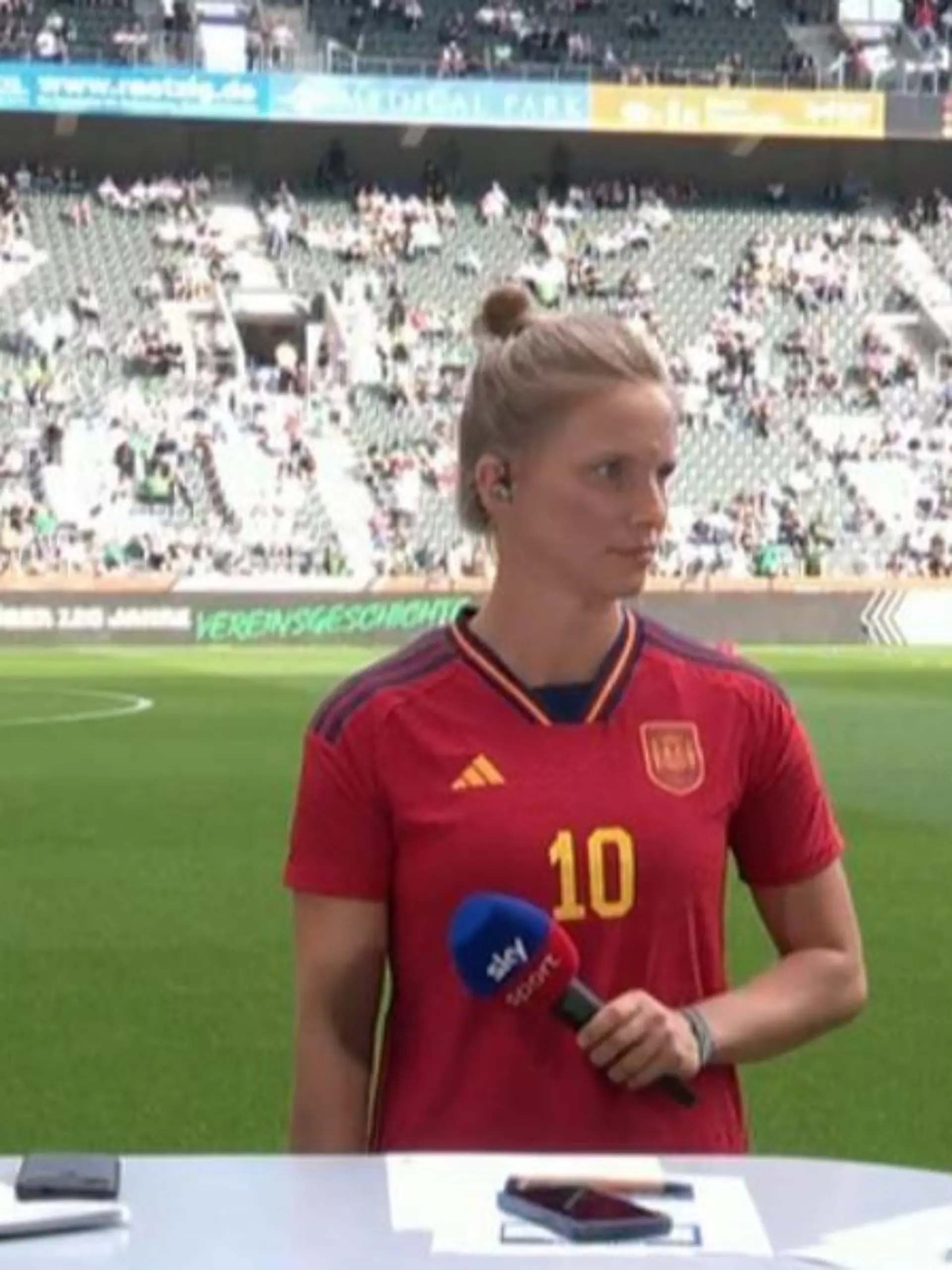 Moderator Sebatsian Hellmann mit Tabea Kemme und Lothar Matthäus.