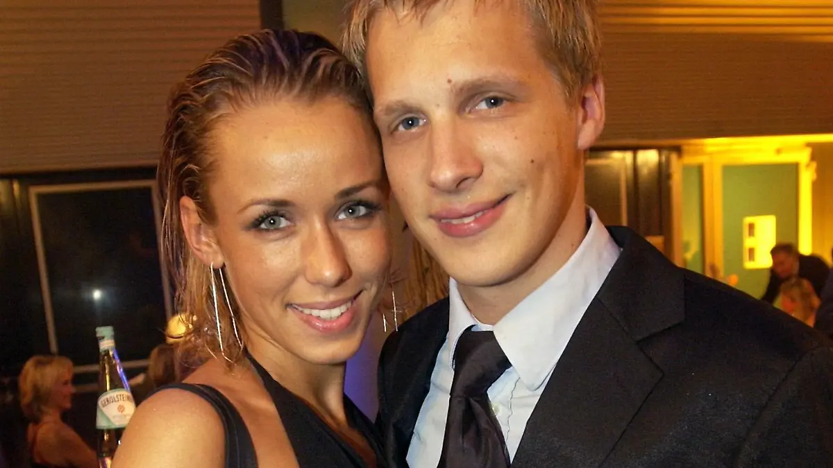 Viva-Moderator Oliver Pocher und seine Freundin Anne-Marie posieren am 5.10.2002 bei einer Party nach der Verleihung des Deutschen Fernsehpreises in Köln. Insgesamt wurden in Köln Preise in 25 Kategorien vergeben, einschließlich Förderpreise, Ehrenpreis und Bestes internationales Programm. Der Deutsche Fernsehpreis wurde von ARD, ZDF, RTL und SAT.1 gestiftet und zum vierten Mal verliehen. | Verwendung weltweit