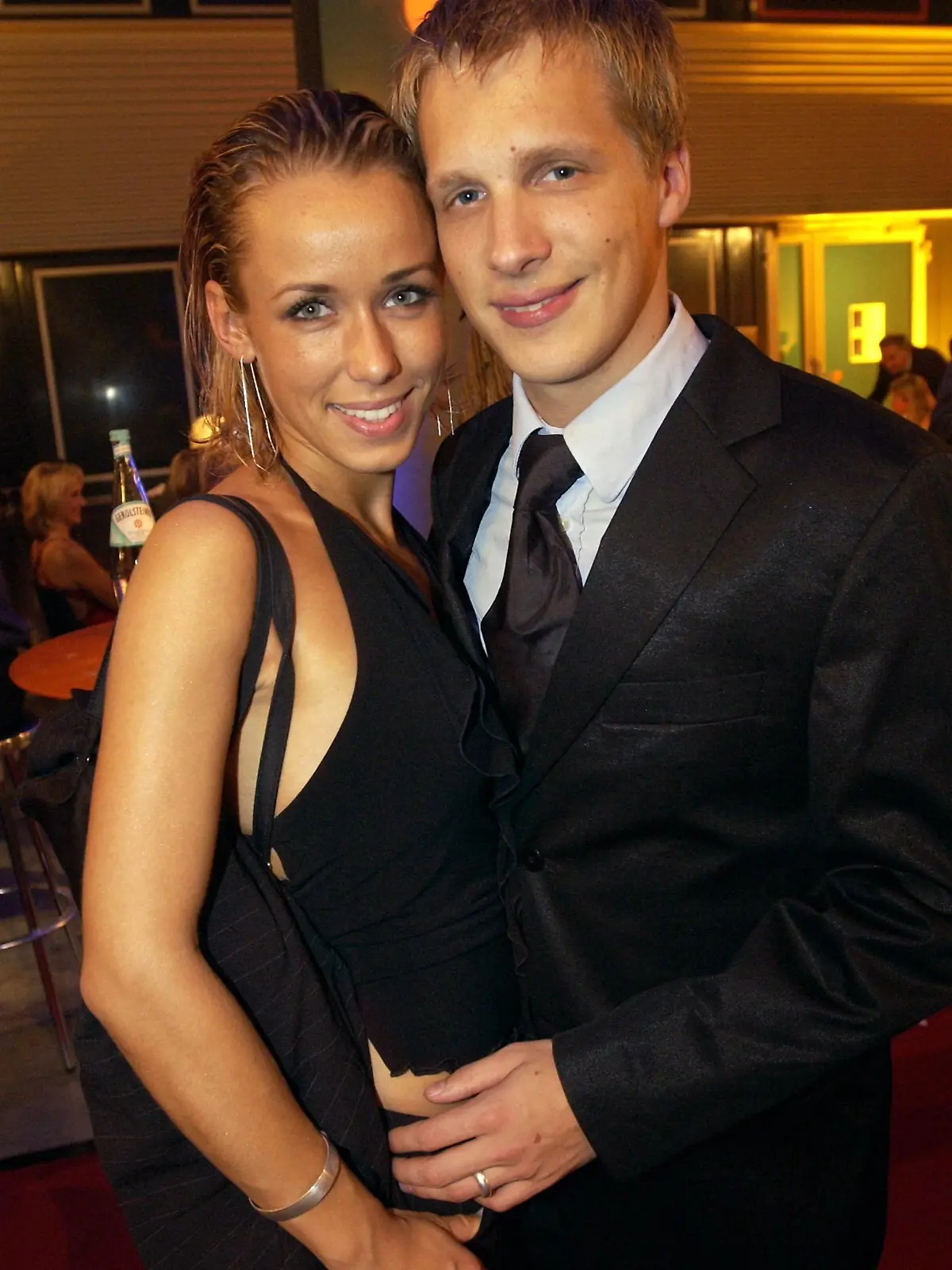 Viva-Moderator Oliver Pocher und seine Freundin Anne-Marie posieren am 5.10.2002 bei einer Party nach der Verleihung des Deutschen Fernsehpreises in Köln. Insgesamt wurden in Köln Preise in 25 Kategorien vergeben, einschließlich Förderpreise, Ehrenpreis und Bestes internationales Programm. Der Deutsche Fernsehpreis wurde von ARD, ZDF, RTL und SAT.1 gestiftet und zum vierten Mal verliehen. | Verwendung weltweit