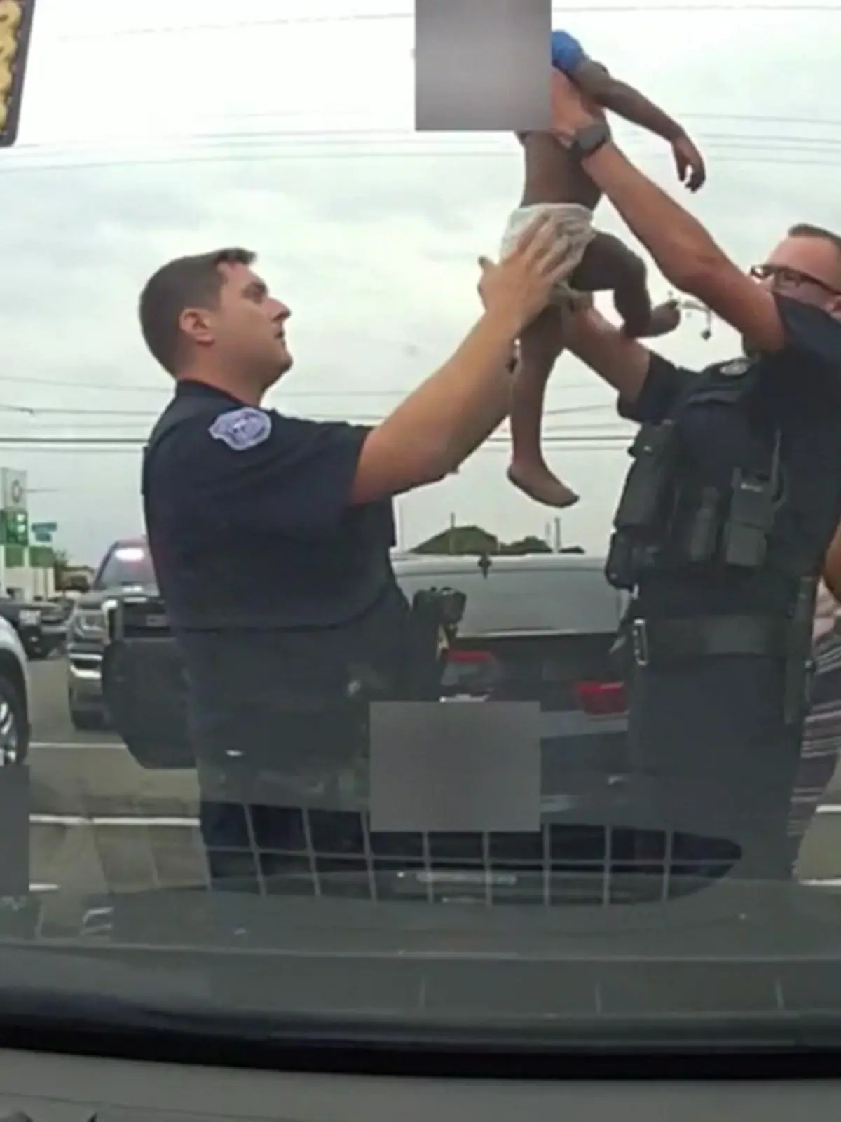 Notfall auf offener Straße! In den USA rettete ein Polizist ein 18 Monate altes Kleinkind, dem der Erstickungstod drohte.