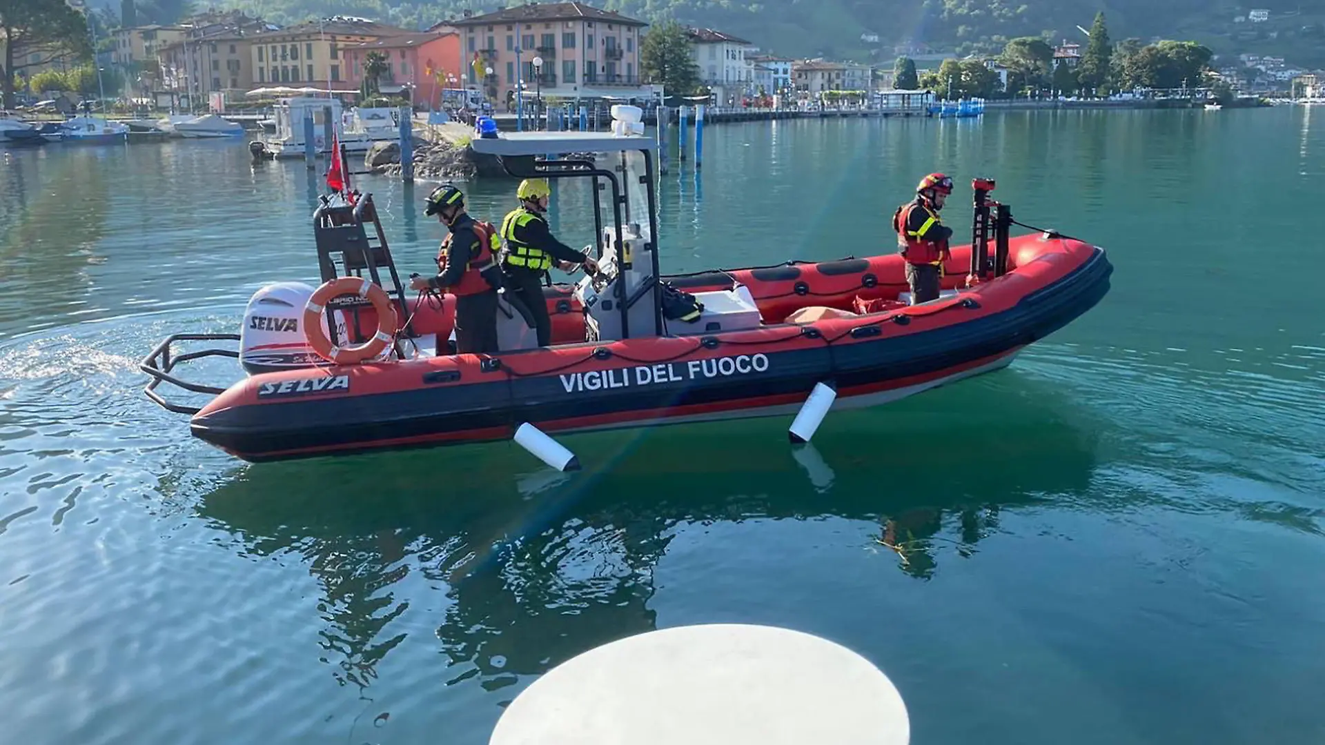 HANDOUT - 02.09.2023, Italien, Pisogne: Feuerwehrleute fahren mit einem Boot über den Iseosee. Bei einem Ausflug mit dem Boot auf dem See im Norden Italiens ist vermutlich eine junge deutsche Urlauberin ums Leben gekommen. Die 20 Jahre alte Frau stürzte nach Angaben der Polizei am Freitagnachmittag in der Nähe des Städtchens Pisogne in den See und ging unter. Die Suche brachte auch nach mehr als 24 Stunden keinen Erfolg. Foto: -/Vigili del Fuoco/dpa - ACHTUNG: Nur zur redaktionellen Verwendung im Zusammenhang mit der aktuellen Berichterstattung und nur mit vollständiger Nennung des vorstehenden Credits +++ dpa-Bildfunk +++