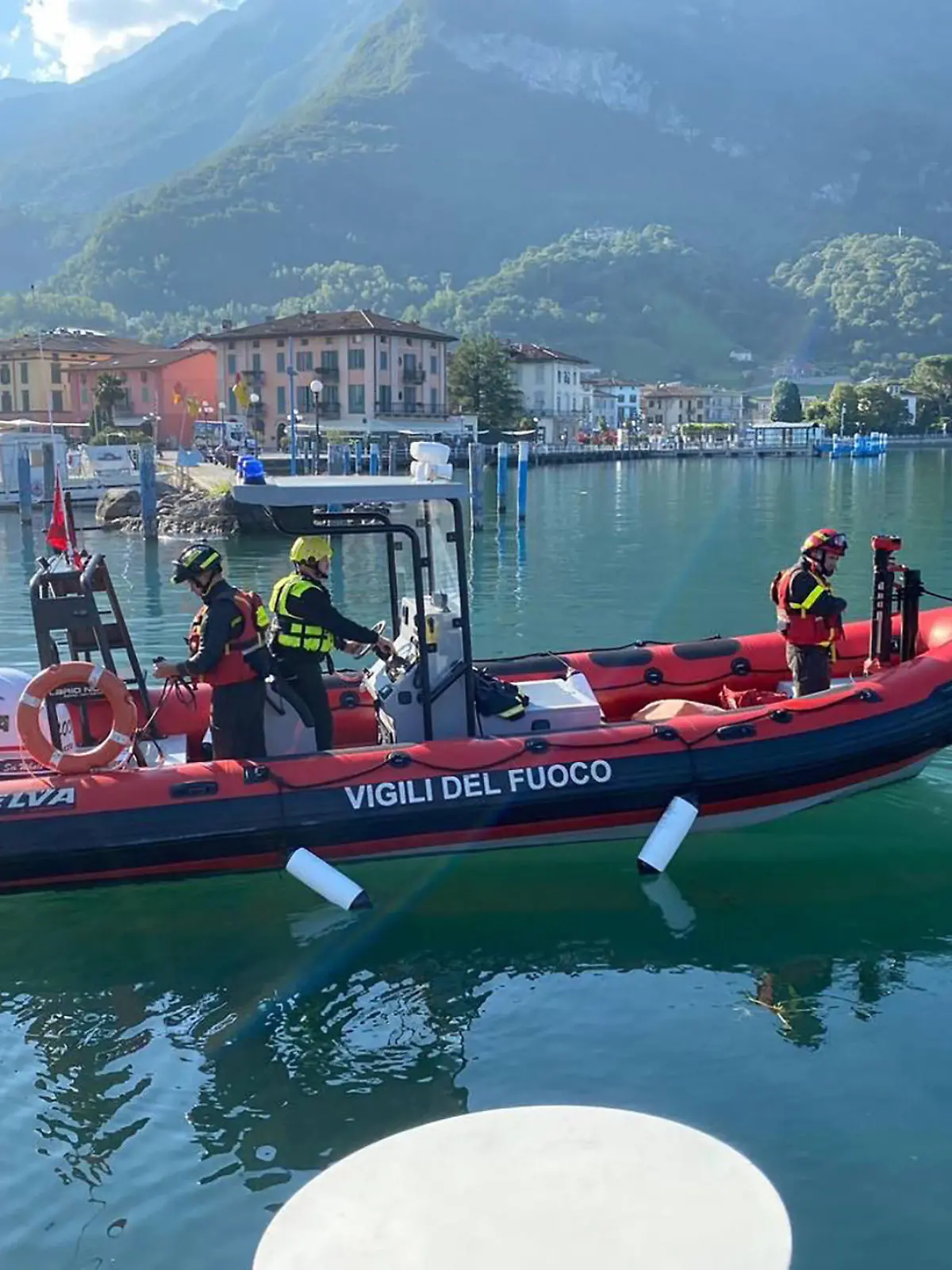 HANDOUT - 02.09.2023, Italien, Pisogne: Feuerwehrleute fahren mit einem Boot über den Iseosee. Bei einem Ausflug mit dem Boot auf dem See im Norden Italiens ist vermutlich eine junge deutsche Urlauberin ums Leben gekommen. Die 20 Jahre alte Frau stürzte nach Angaben der Polizei am Freitagnachmittag in der Nähe des Städtchens Pisogne in den See und ging unter. Die Suche brachte auch nach mehr als 24 Stunden keinen Erfolg. Foto: -/Vigili del Fuoco/dpa - ACHTUNG: Nur zur redaktionellen Verwendung im Zusammenhang mit der aktuellen Berichterstattung und nur mit vollständiger Nennung des vorstehenden Credits +++ dpa-Bildfunk +++