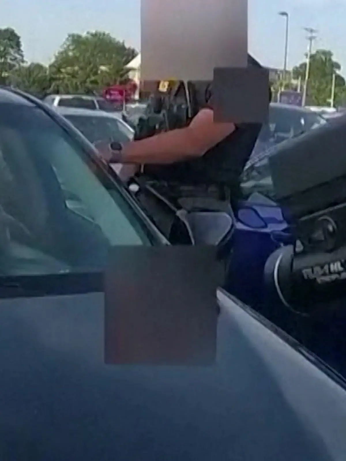 Im US-Bundestaat fährt eine Frau einen Beamten an, dieser zögert nicht lange und drückt sofort seine Waffe ab.