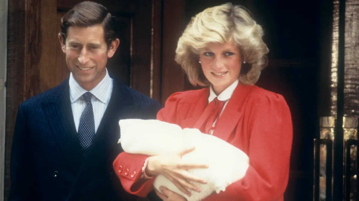 ARCHIV - 16.09.1984, Großbritannien, London: Prinzessin Diana hält ihren neugeborenen Sohn Prinz Harry auf den Armen, als sie mit ihrem Mann Prinz Charles das Krankenhaus verlässt. (zu dpa «Ein Prinz packt aus: Details aus Harry-Biografie schocken Briten») Foto: -/PA Wire/dpa +++ dpa-Bildfunk +++